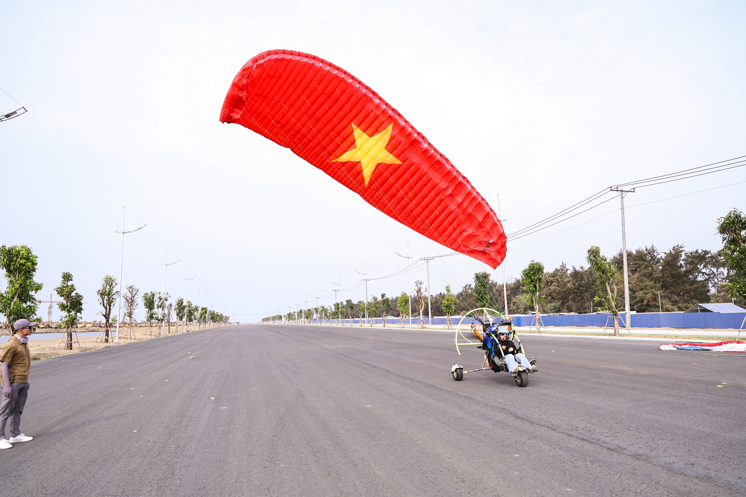 S&aacute;t tết, du kh&aacute;ch vẫn đổ về Cần Giờ bay d&ugrave; lượn, khinh kh&iacute; cầu - Ảnh 6.