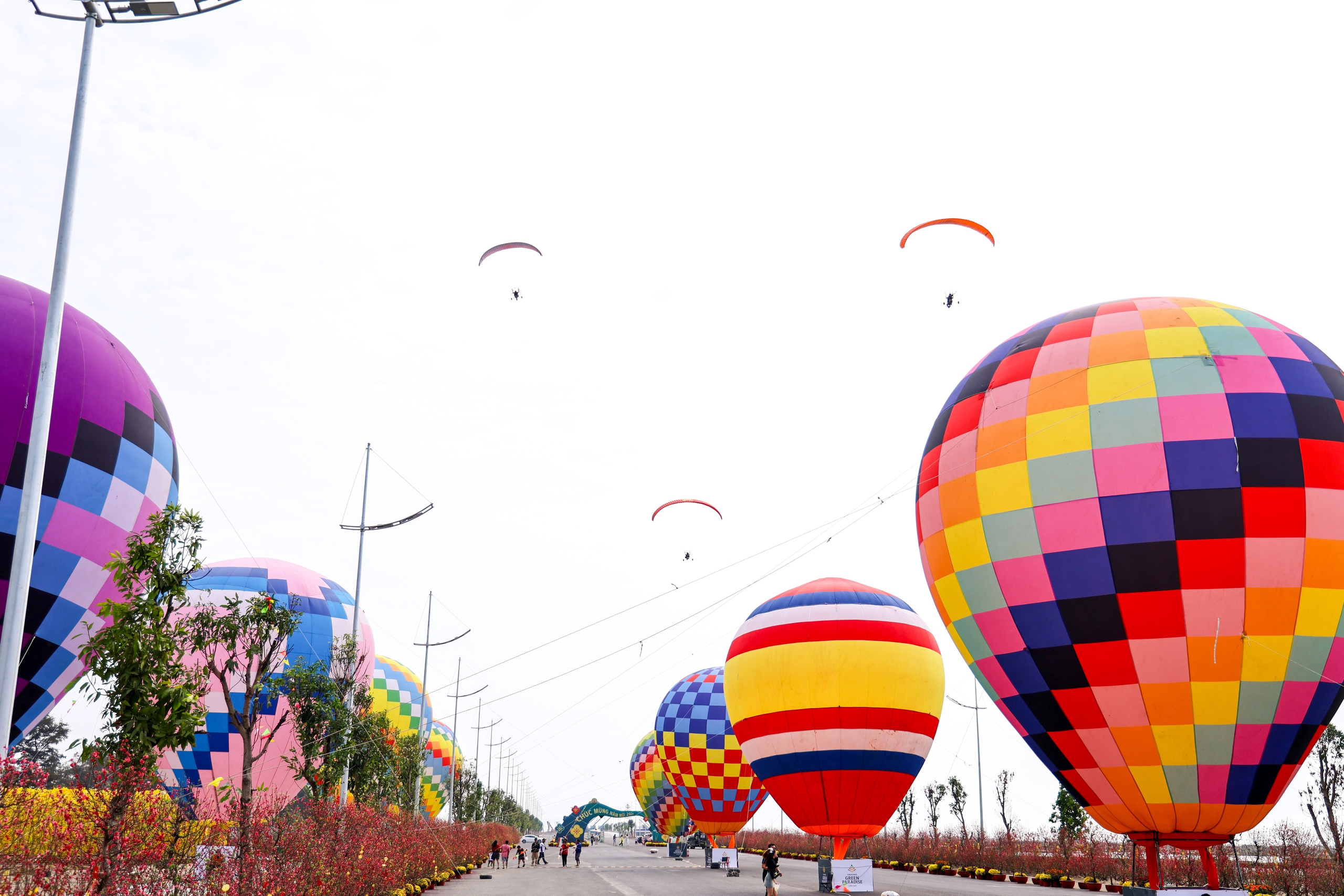 S&aacute;t tết, du kh&aacute;ch vẫn đổ về Cần Giờ bay d&ugrave; lượn, khinh kh&iacute; cầu - Ảnh 1.