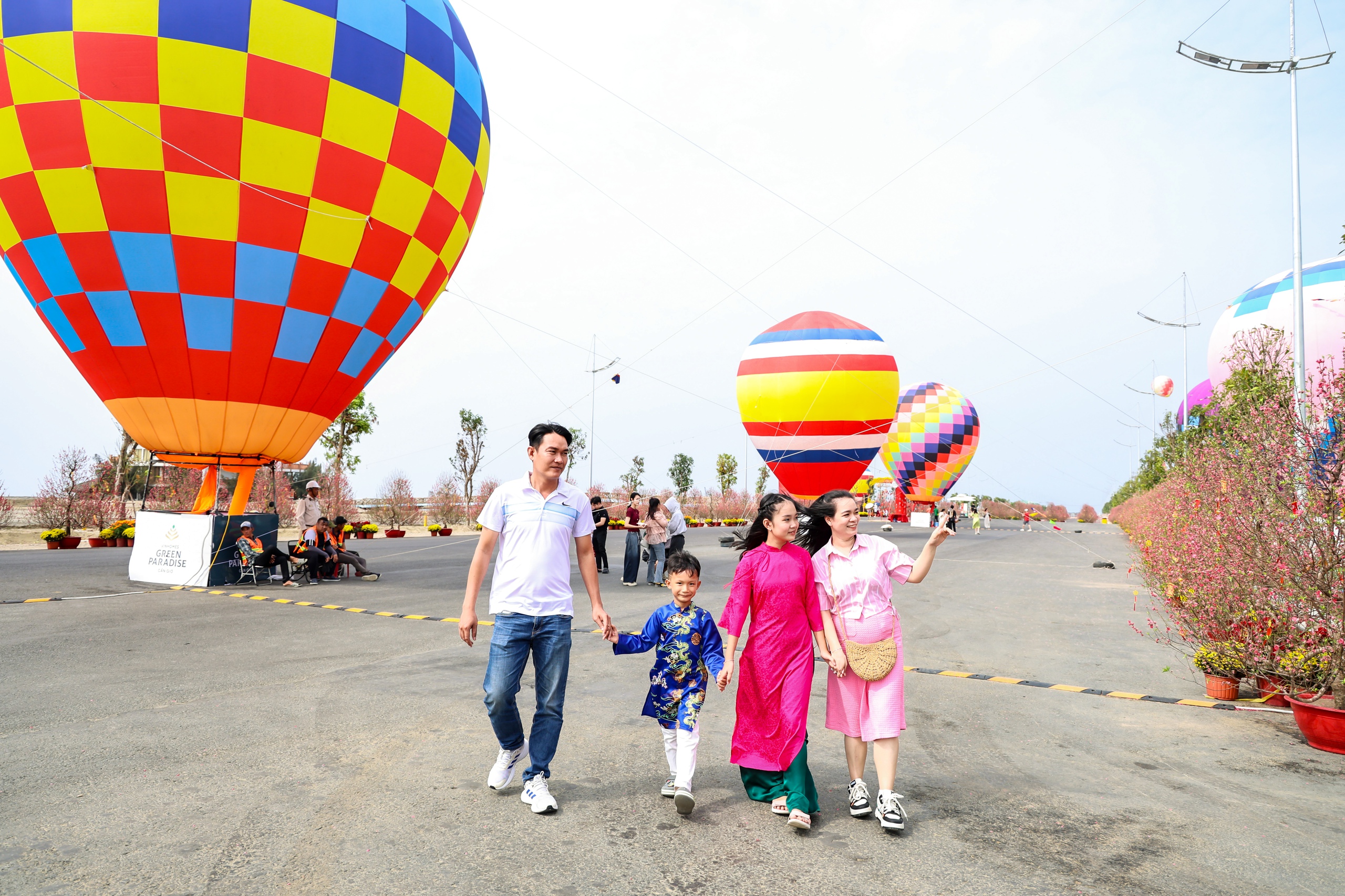 S&aacute;t tết, du kh&aacute;ch vẫn đổ về Cần Giờ bay d&ugrave; lượn, khinh kh&iacute; cầu - Ảnh 2.