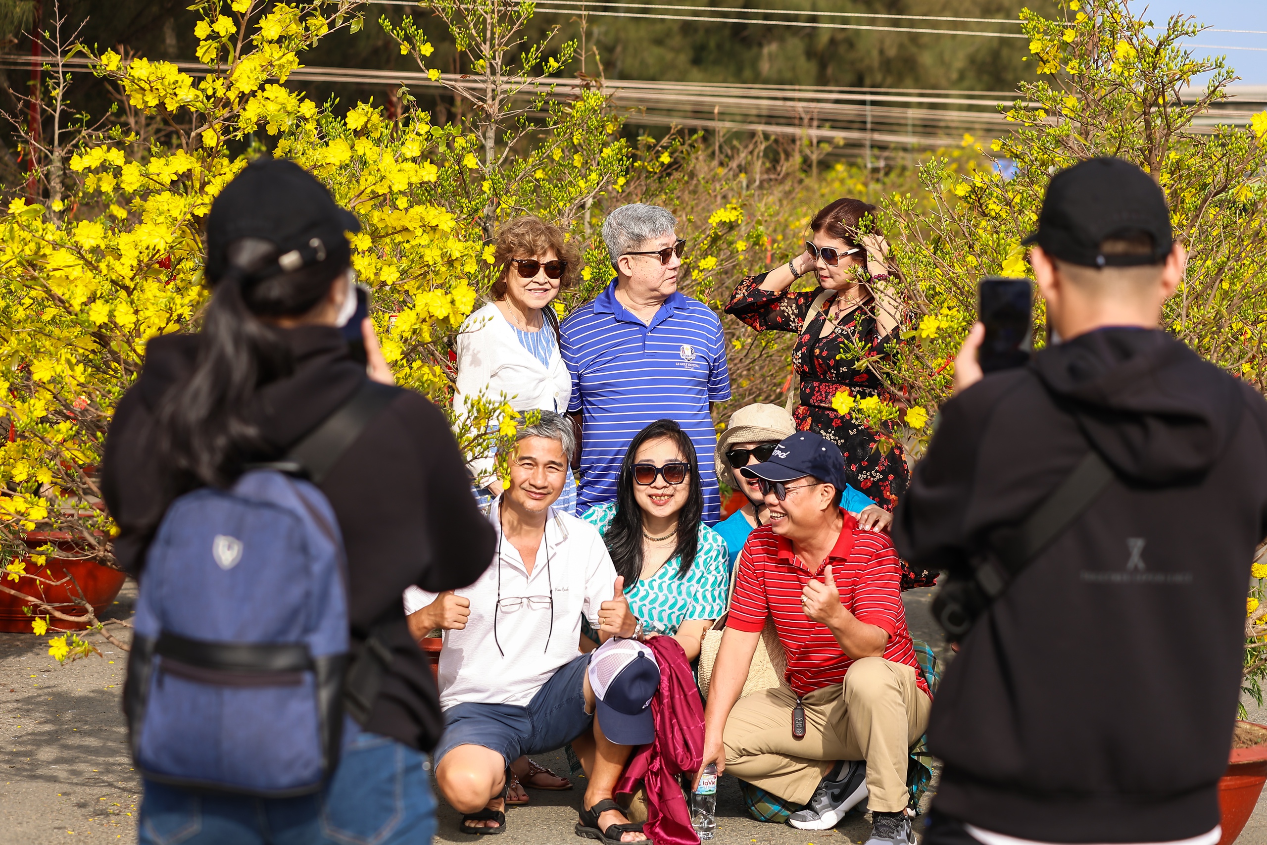 Đường hoa mai - đào lớn nhất miền Nam tại Cần Giờ nở rộ, check-in là 'auto' choáng ngợp- Ảnh 2. Đường hoa mai - đào lớn nhất miền Nam tại Cần Giờ nở rộ, check-in là 'auto' choáng ngợp- Ảnh 2.