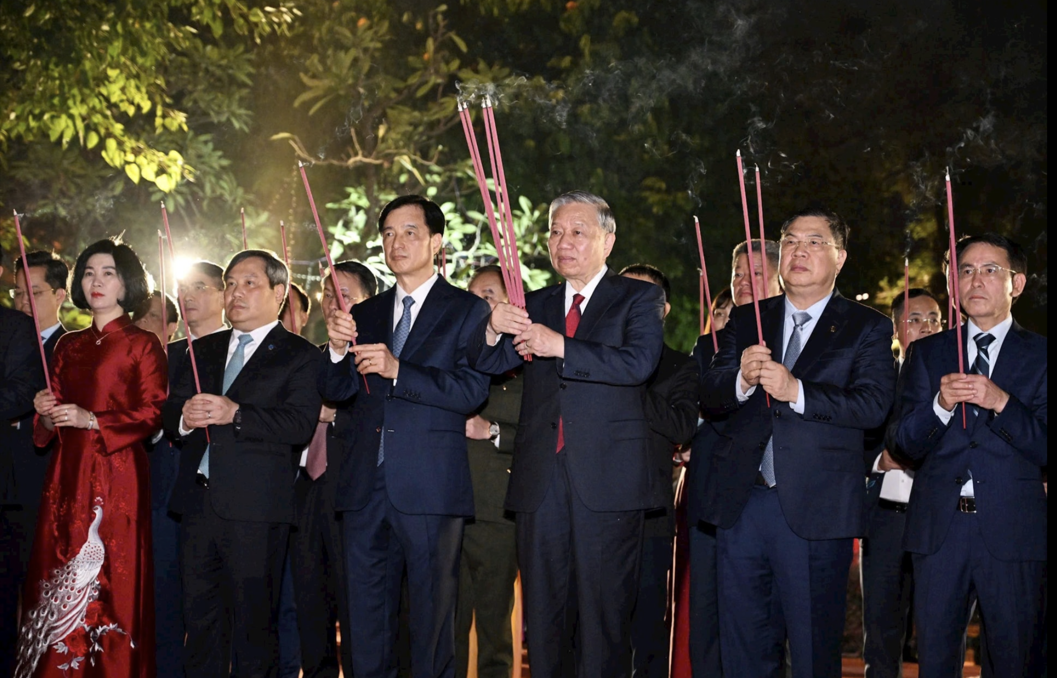 Tổng Bí thư Tô Lâm dâng hương tại tượng đài vua Lý Thái Tổ- Ảnh 1. Tổng Bí thư Tô Lâm dâng hương tại tượng đài vua Lý Thái Tổ- Ảnh 1.