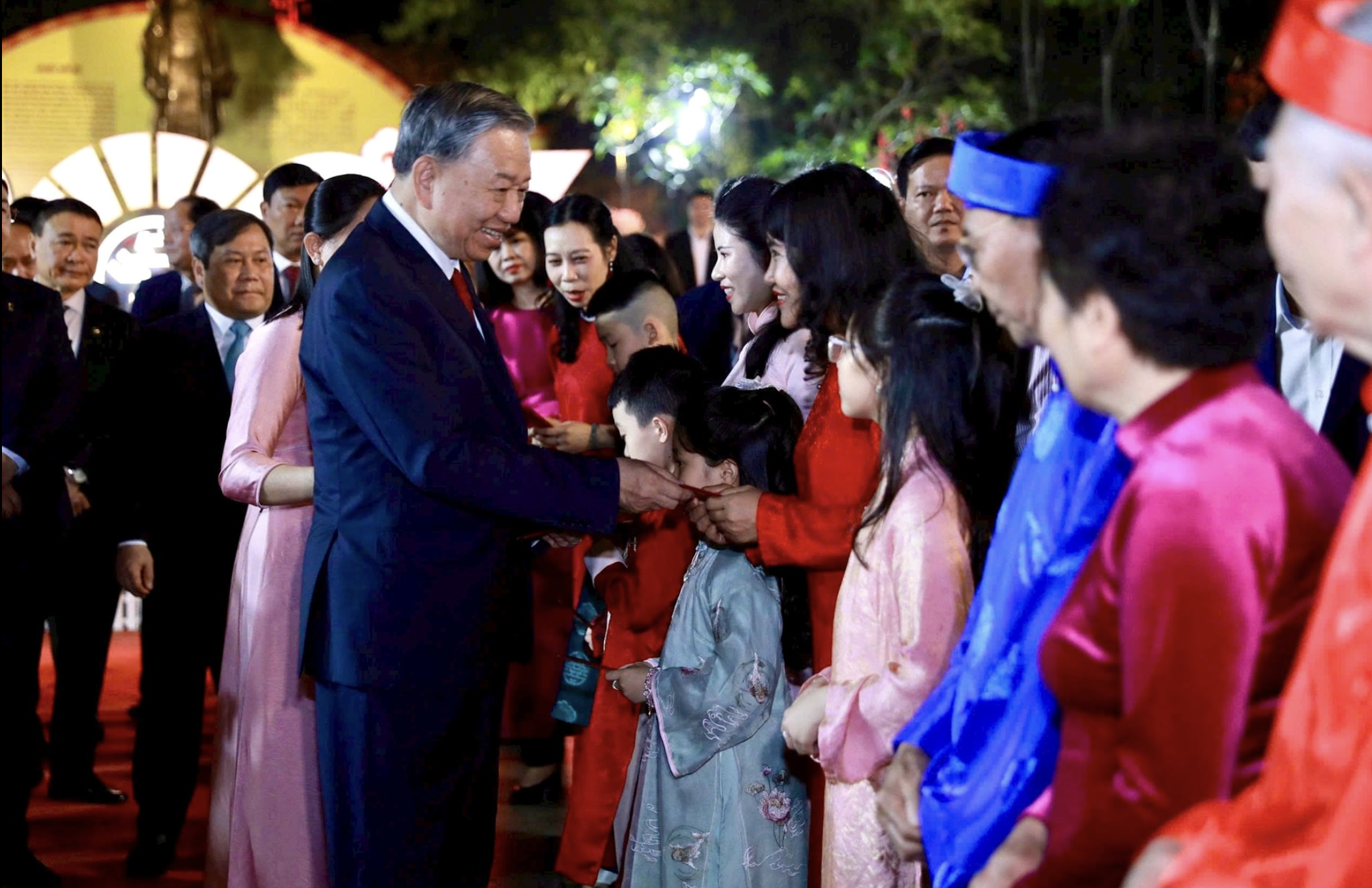 Tổng Bí thư Tô Lâm dâng hương tại tượng đài vua Lý Thái Tổ- Ảnh 3. Tổng Bí thư Tô Lâm dâng hương tại tượng đài vua Lý Thái Tổ- Ảnh 3.