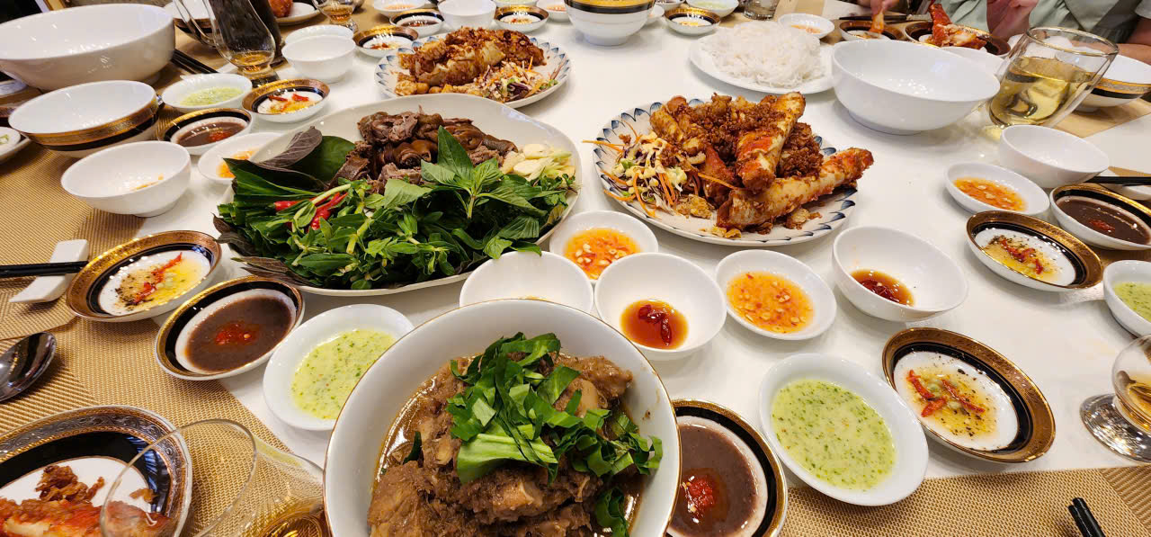 TS-BS Nguyễn Minh Hảo Hớn chỉ cách 'trị' khàn tiếng, tắt tiếng trong tết tại nhà - Ảnh 2.