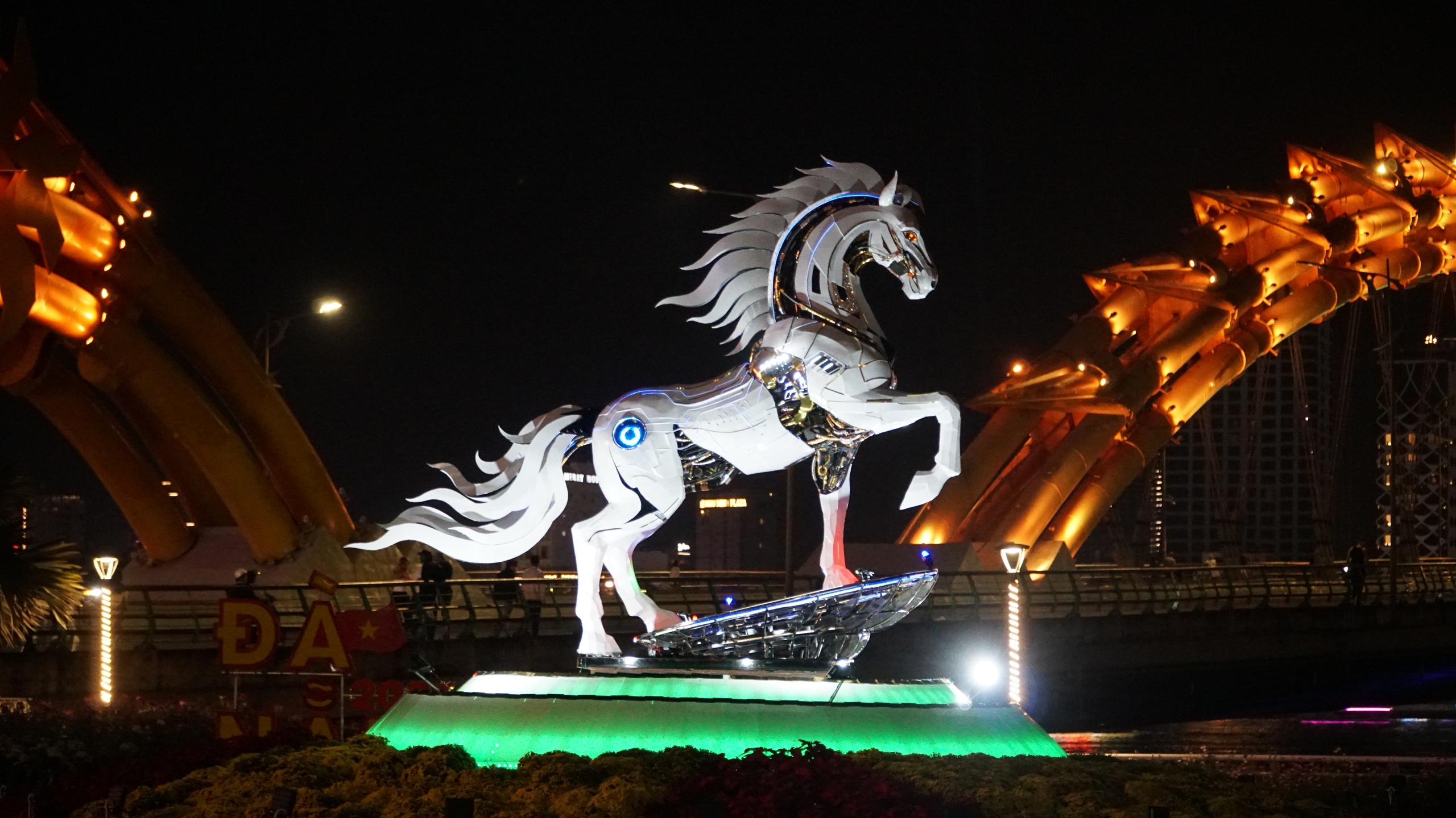 Linh vật Kim Mã hút khách, trở thành điểm “check in” cận Tết tại Đà Nẵng - Ảnh 1.