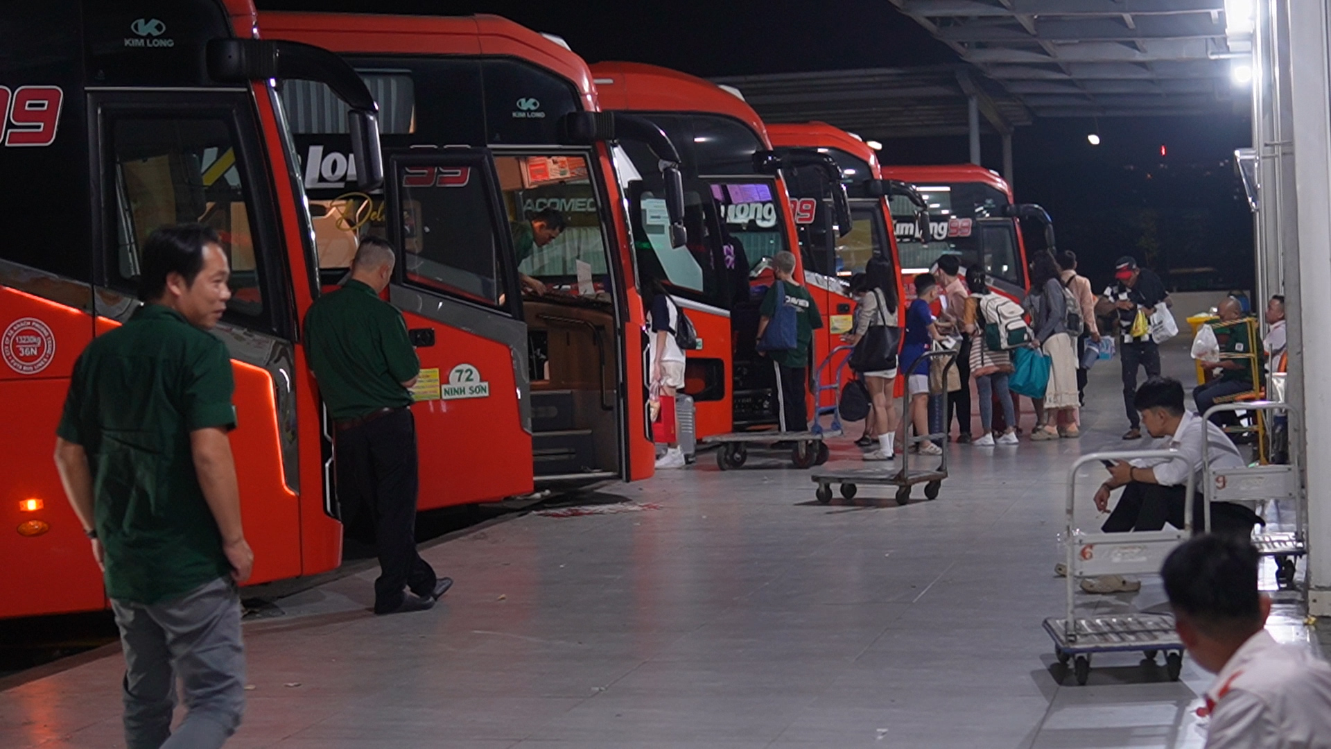 Đ&ecirc;m 28 tết tại Bến xe Miền Đ&ocirc;ng mới: Người về qu&ecirc; ph&uacute;t ch&oacute;t, kh&aacute;ch quốc tế h&aacute;o hức đ&oacute;n tết Việt - Ảnh 2.