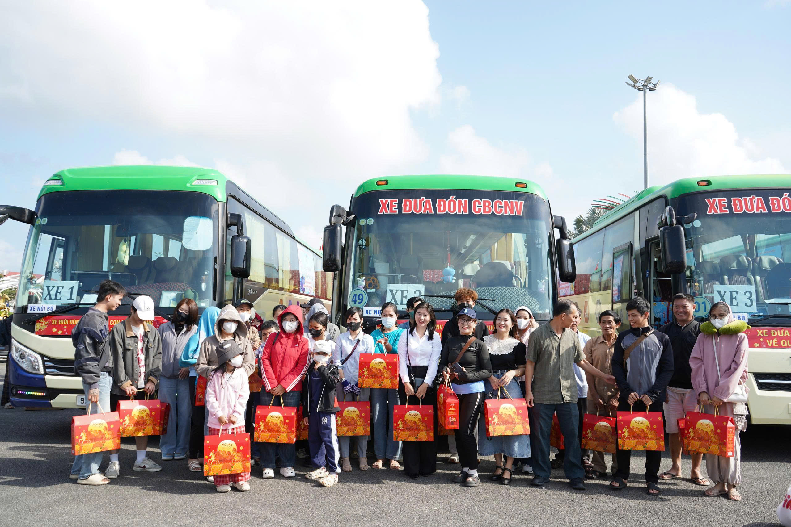 Tết nghĩa t&igrave;nh, xu&acirc;n y&ecirc;u thương tr&ecirc;n khắp nẻo đường- Ảnh 1.