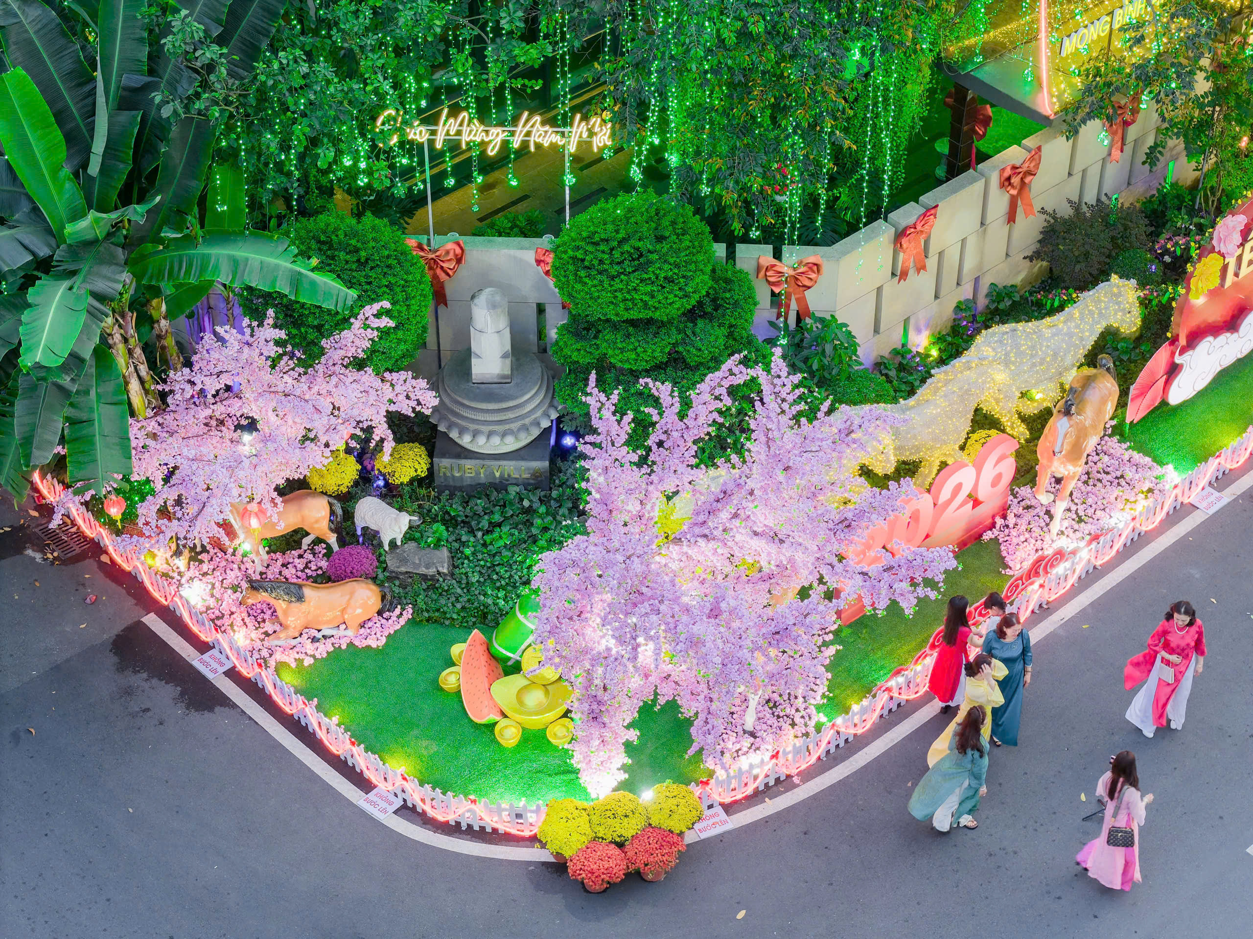 Biệt thự phố nhà giàu Phú Mỹ Hưng trang hoàng đón tết - Ảnh 1.