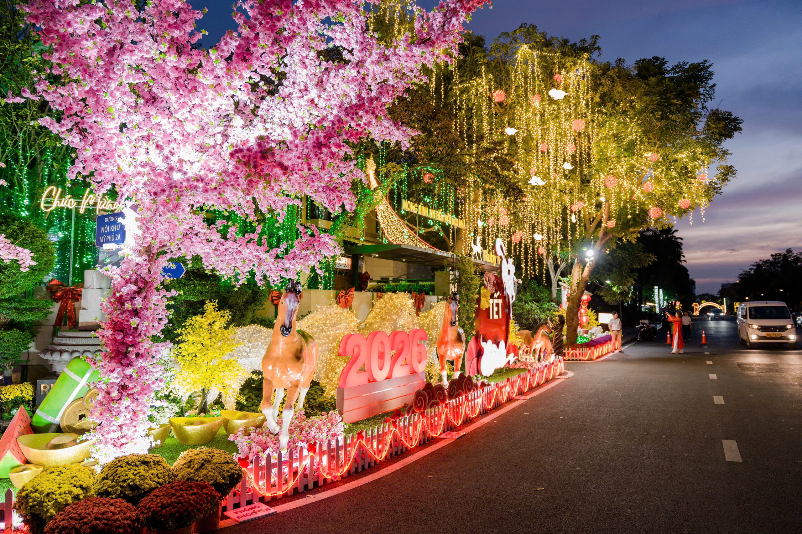 Biệt thự phố nhà giàu Phú Mỹ Hưng trang hoàng đón tết - Ảnh 9.