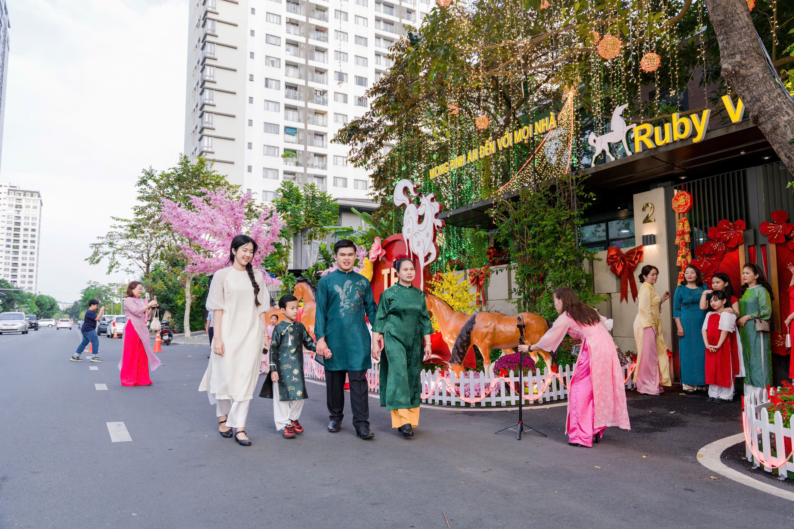 Biệt thự phố nhà giàu Phú Mỹ Hưng trang hoàng đón tết - Ảnh 6.