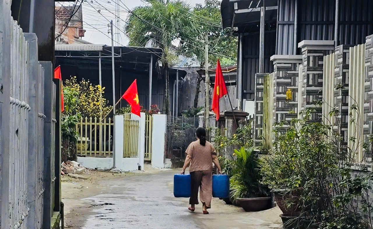 Cả xóm ở Quảng Ngãi 'đi hội' xin nước sạch ngày 29 tết, một điều rất lạ- Ảnh 5.