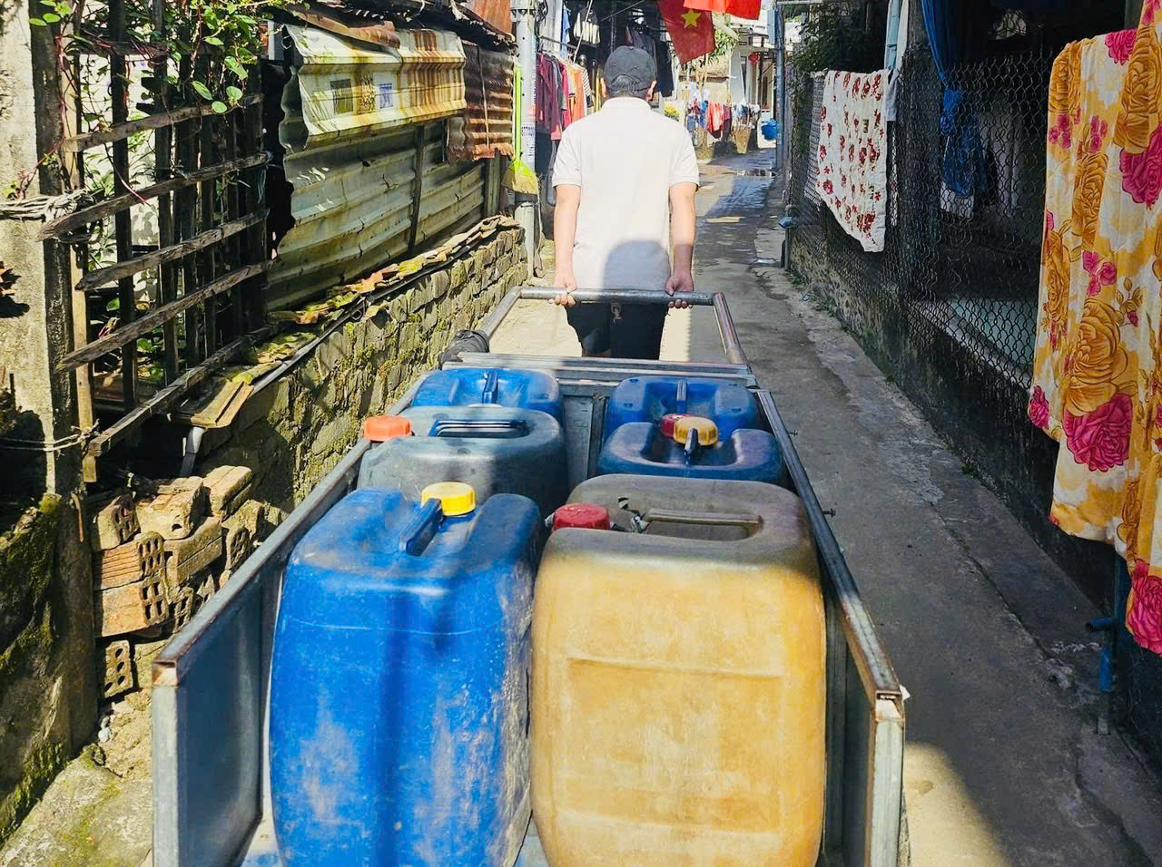 Cả xóm ở Quảng Ngãi 'đi hội' xin nước sạch ngày 29 tết, một điều rất lạ- Ảnh 3.
