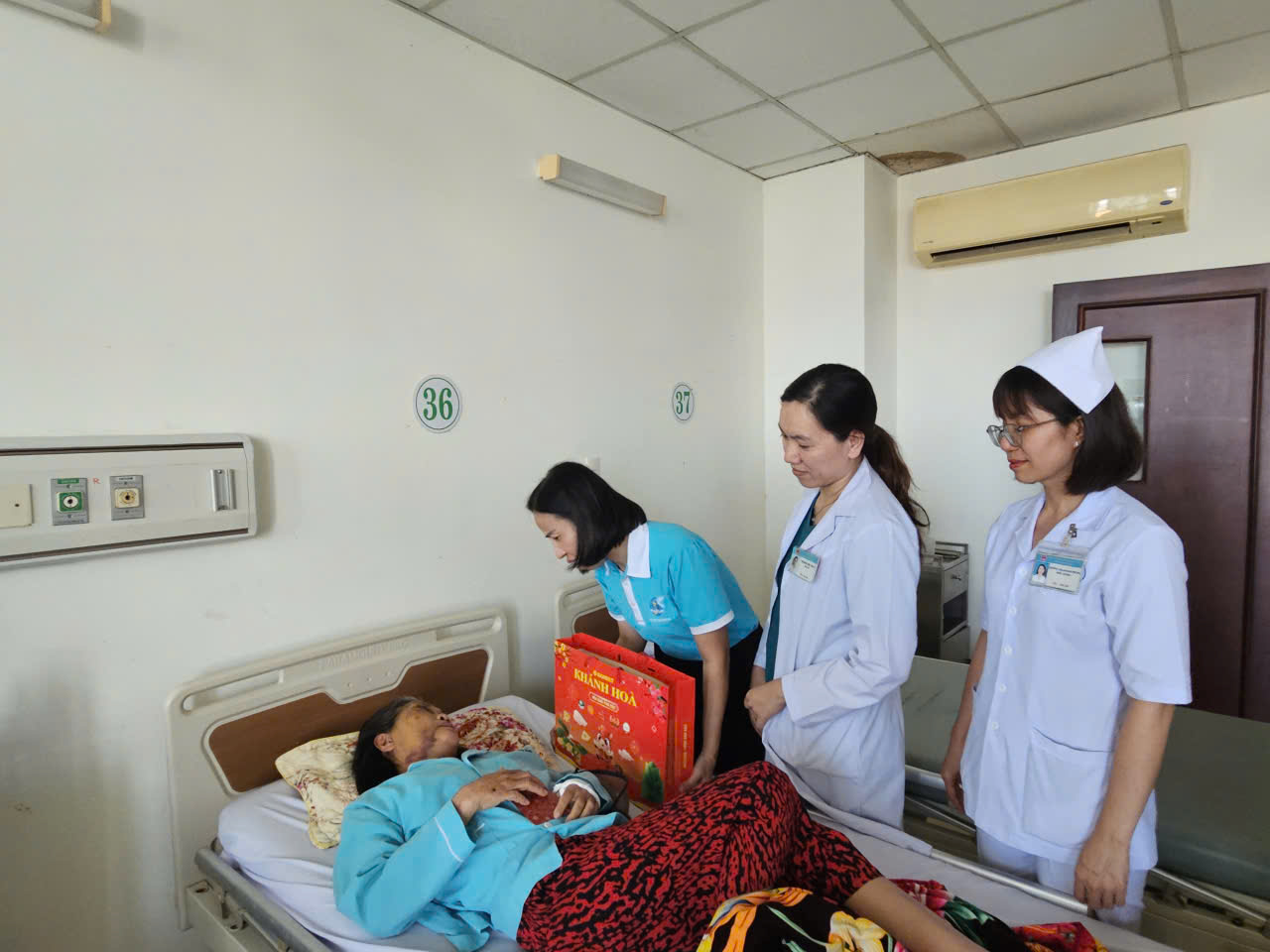 Nữ công nhân kể chuyện quét rác đường phố cuối năm - Ảnh 1.