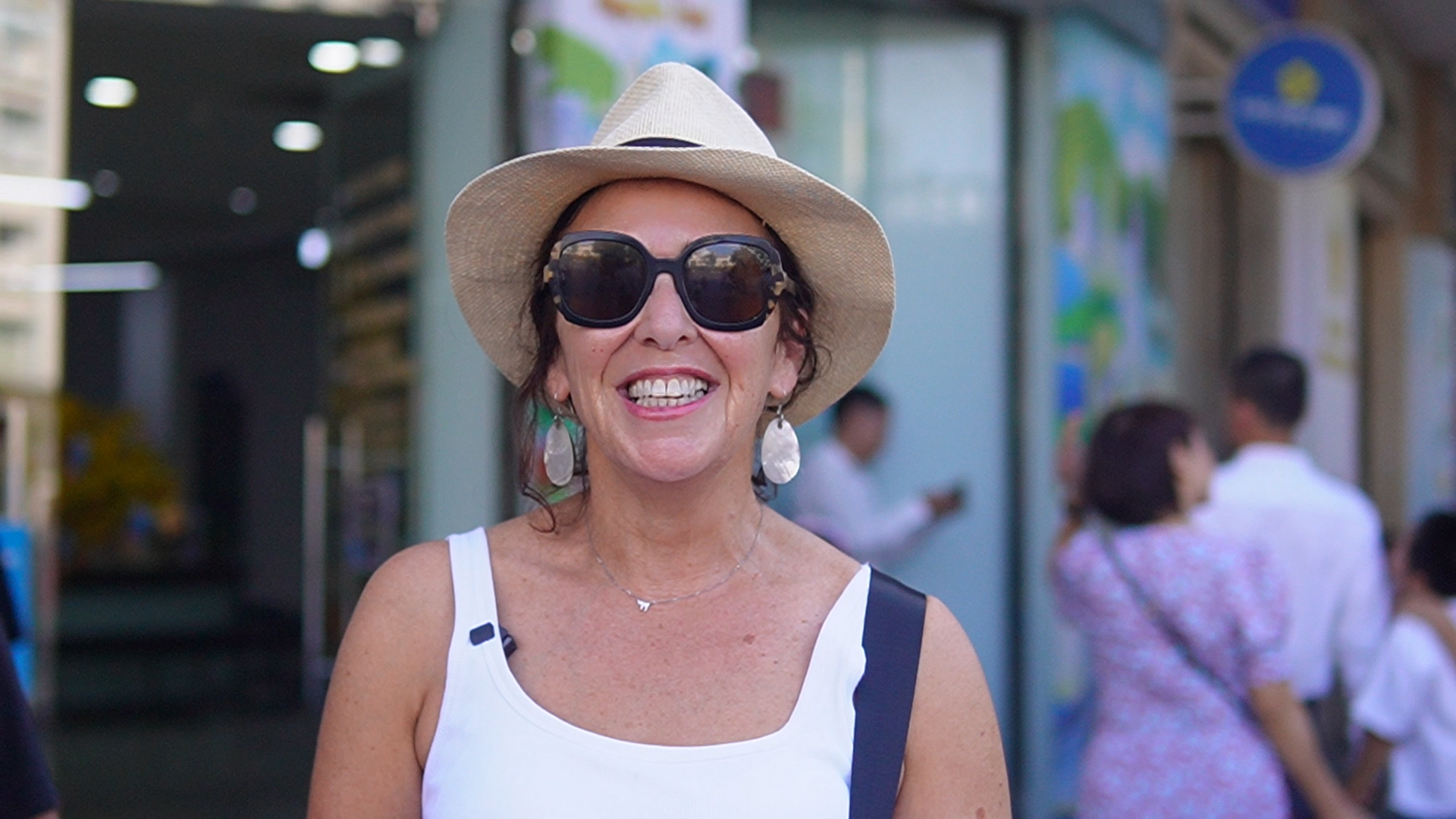 Đường phố TP.HCM tho&aacute;ng đ&atilde;ng s&aacute;ng m&ugrave;ng 1, kh&aacute;ch nước ngo&agrave;i cho&aacute;ng ngợp v&igrave; tết - Ảnh 2.