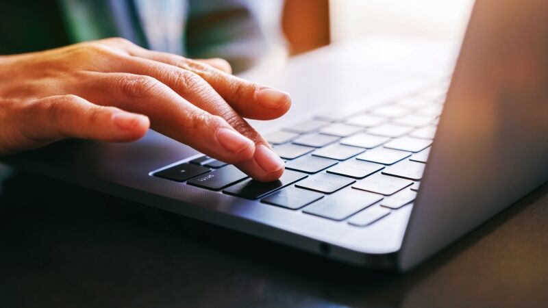 Thói quen tưởng đúng nhưng có thể rút ngắn tuổi thọ pin trên laptop - Ảnh 1.