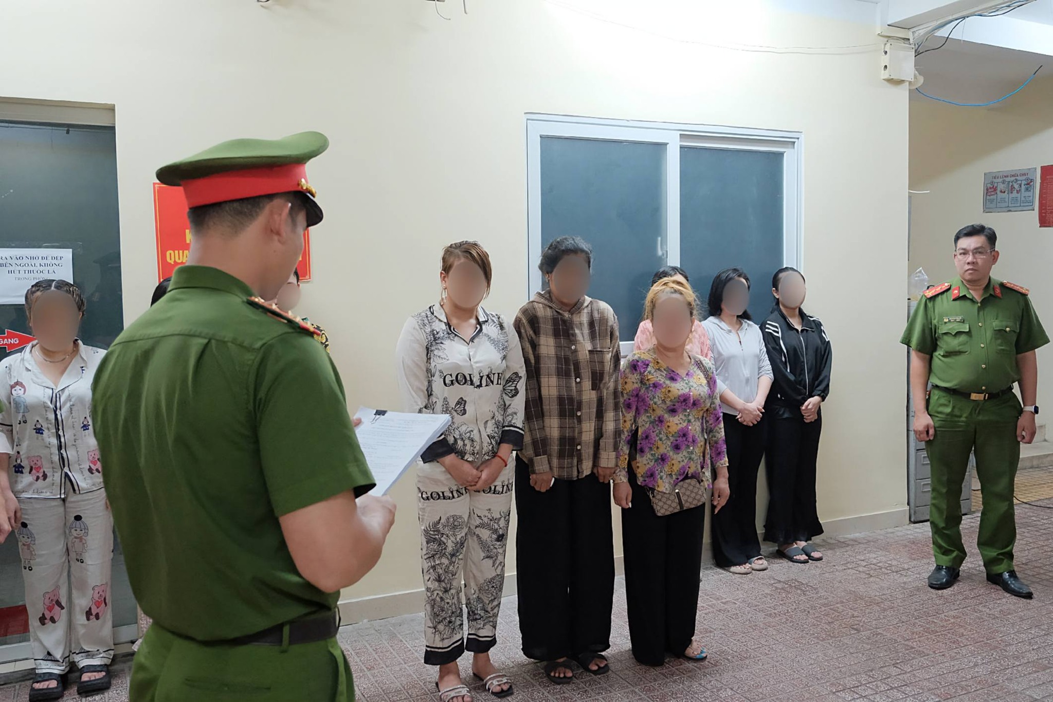 Công an TP.HCM khởi tố 9 cô gái tham gia hỗn chiến tranh giành khách- Ảnh 1.