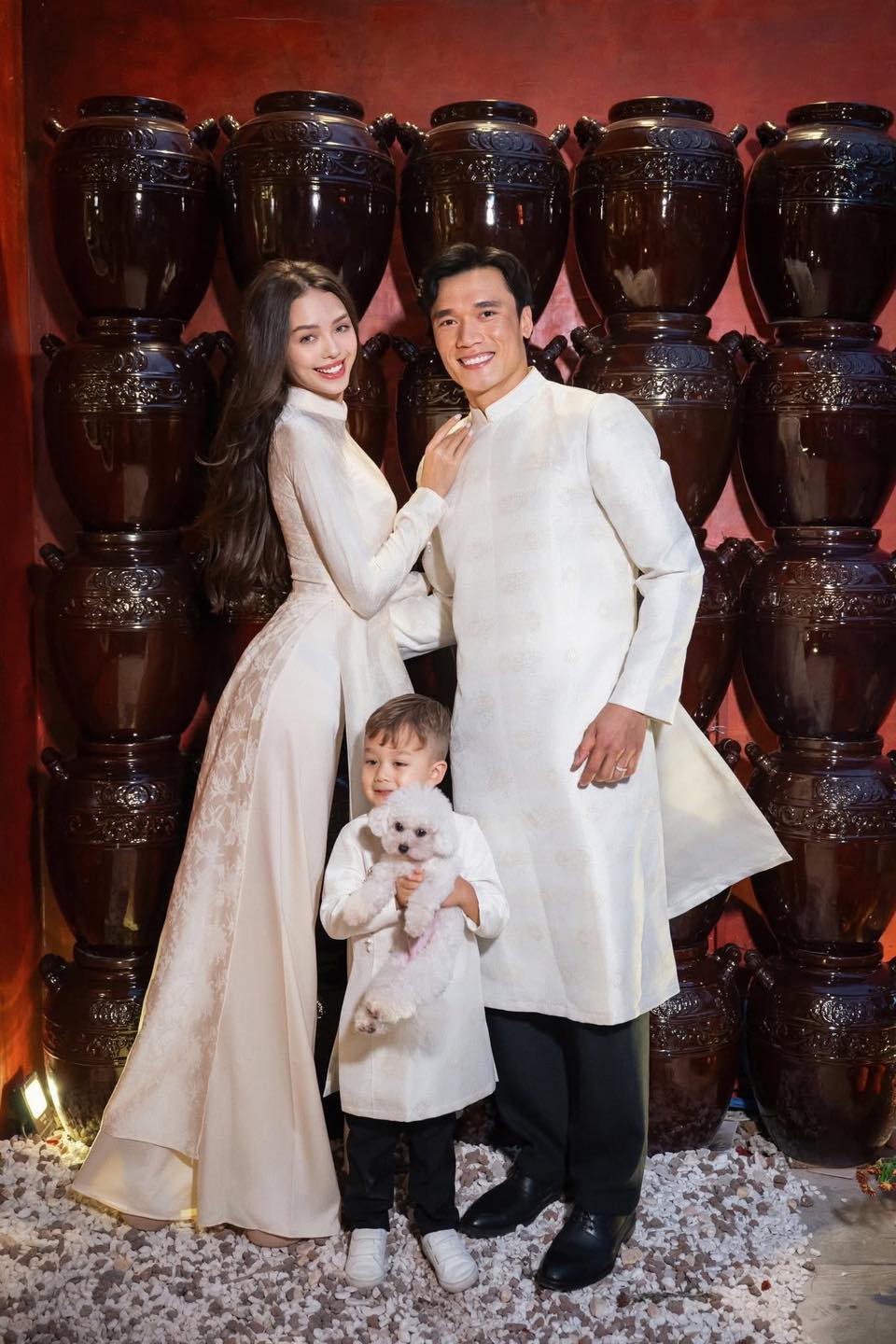 Thủ môn Bùi Tiến Dũng về quê đón tết: Nhóc tì lai gây sốt, cực đáng yêu- Ảnh 6.