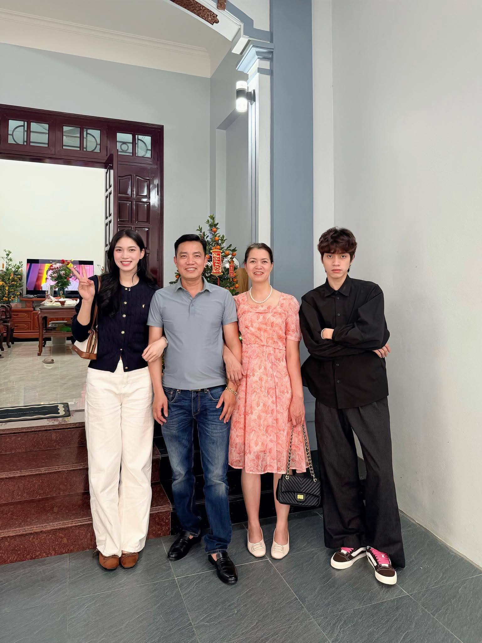 D&agrave;n mỹ nh&acirc;n b&oacute;ng chuyền Việt Nam khoe nhan sắc 'vạn người m&ecirc;&rsquo; ng&agrave;y đầu năm- Ảnh 7.