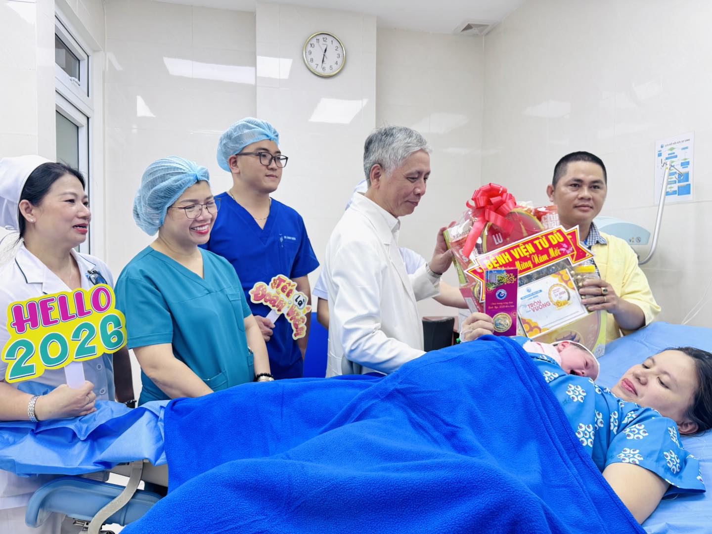 Bệnh viện Từ Dũ tặng vàng may mắn cho những 'em bé Bính Ngọ' đầu tiên- Ảnh 5.