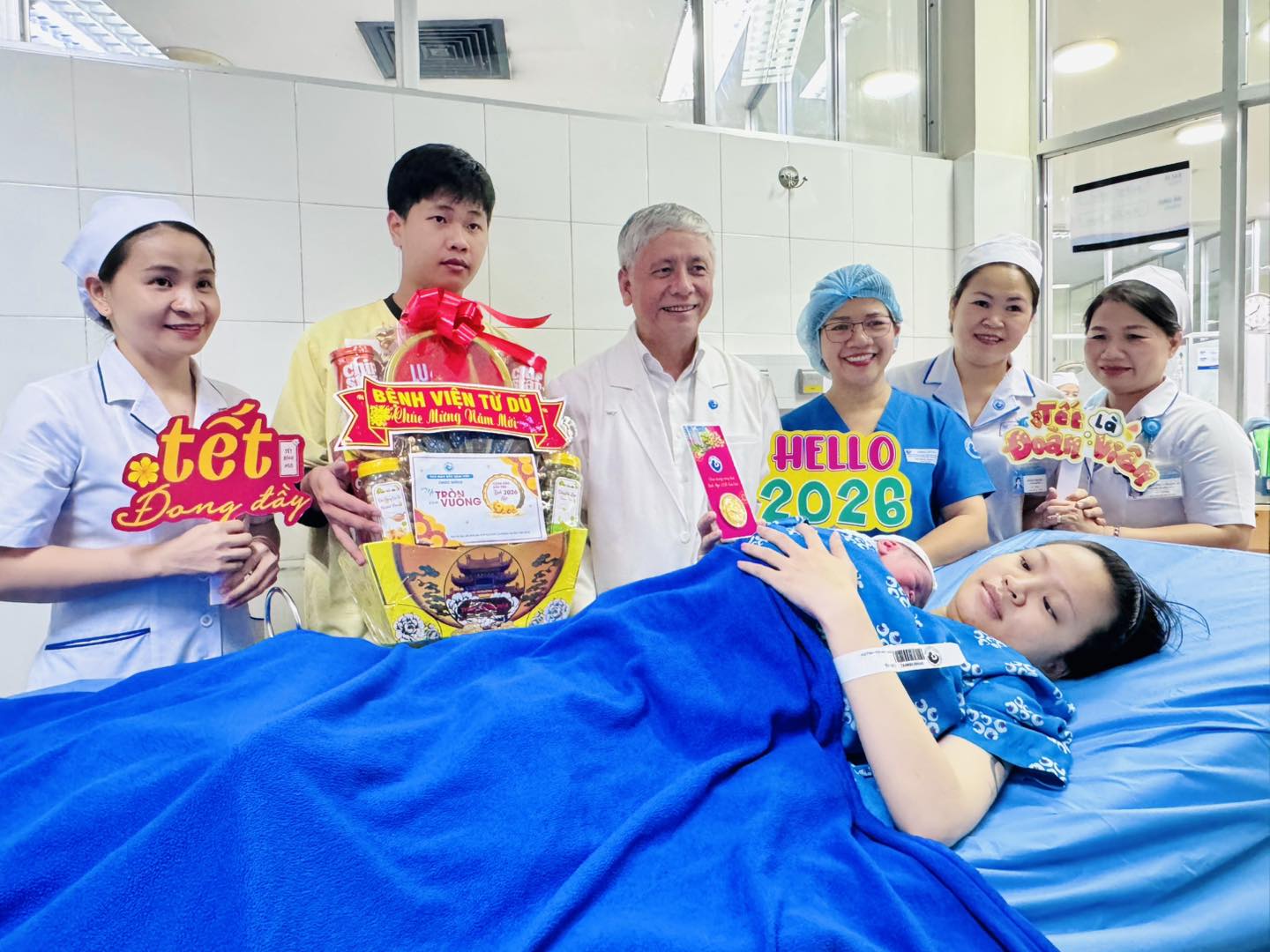Bệnh viện Từ Dũ tặng vàng may mắn cho những 'em bé Bính Ngọ' đầu tiên- Ảnh 3.