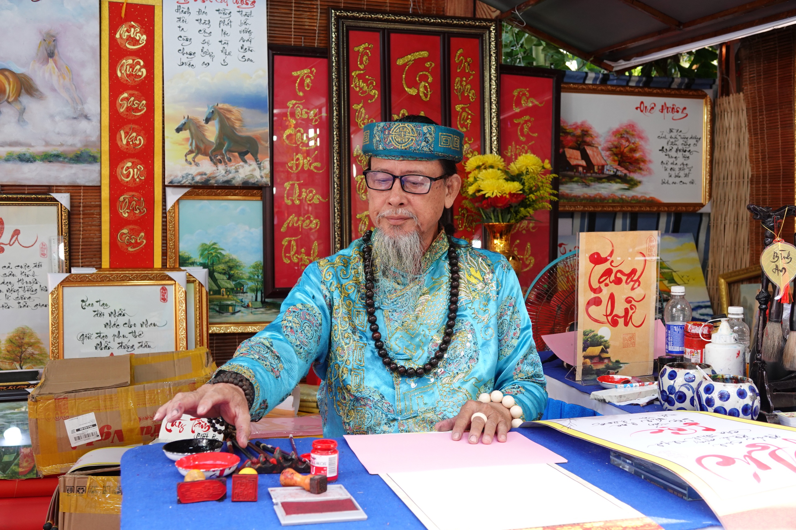 'Ông Đồ' hơn 40 năm nâng niu từng nét chữ thư pháp đầu xuân- Ảnh 1. 'Ông Đồ' hơn 40 năm nâng niu từng nét chữ thư pháp đầu xuân- Ảnh 1.