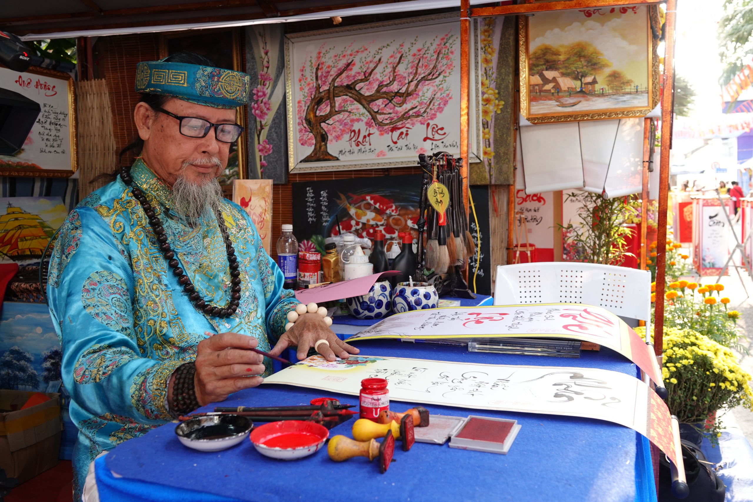 'Ông Đồ' hơn 40 năm nâng niu từng nét chữ thư pháp đầu xuân- Ảnh 2. 'Ông Đồ' hơn 40 năm nâng niu từng nét chữ thư pháp đầu xuân- Ảnh 2.