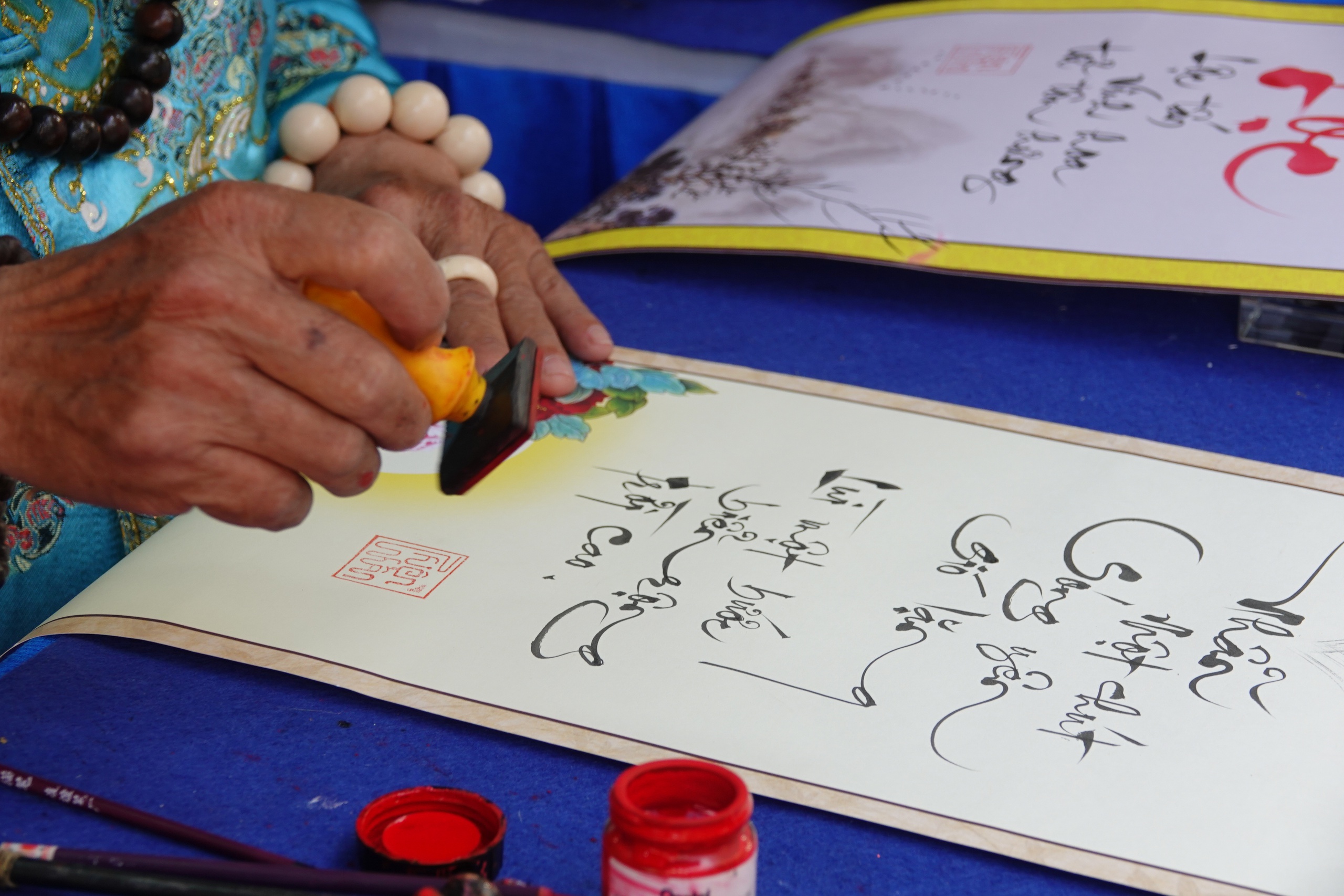 'Ông Đồ' hơn 40 năm nâng niu từng nét chữ thư pháp đầu xuân- Ảnh 3. 'Ông Đồ' hơn 40 năm nâng niu từng nét chữ thư pháp đầu xuân- Ảnh 3.