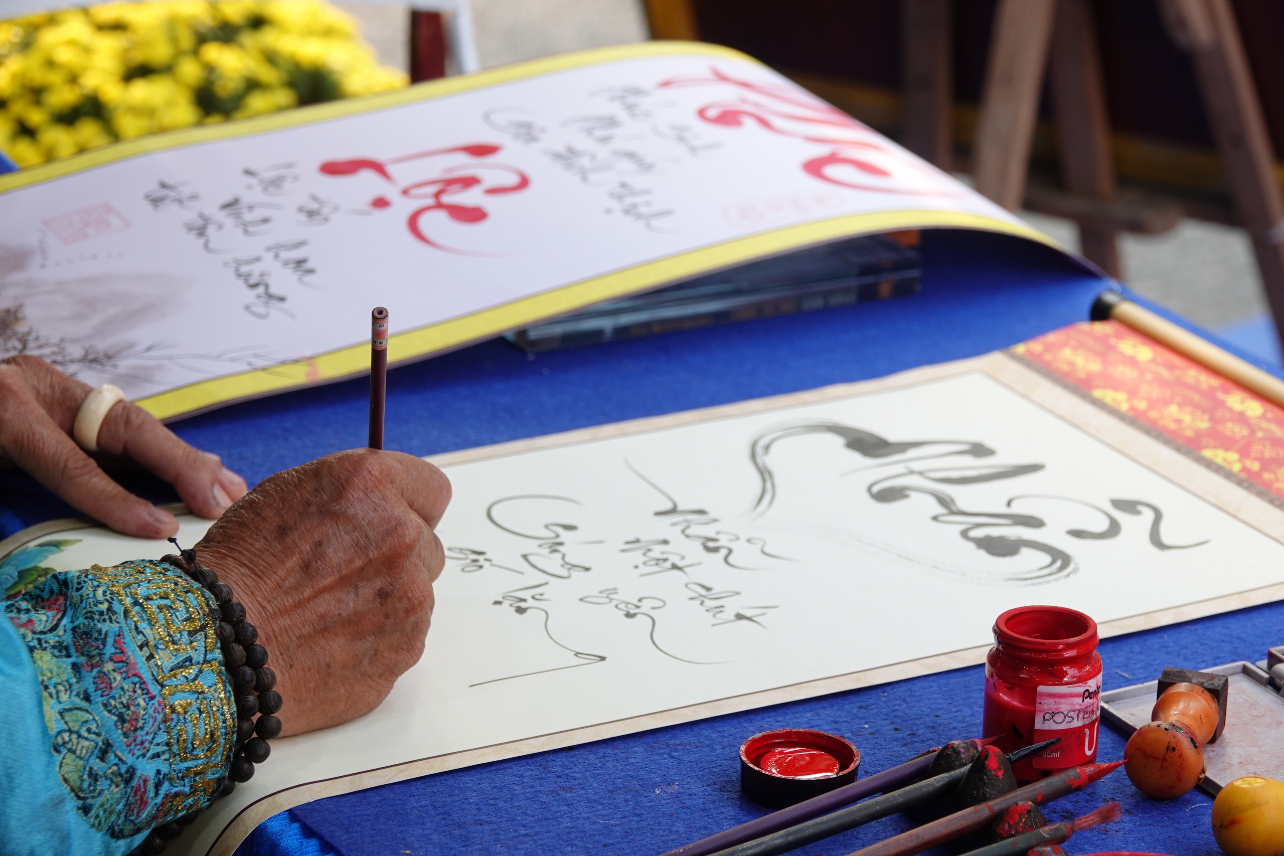 'Ông Đồ' hơn 40 năm nâng niu từng nét chữ thư pháp đầu xuân- Ảnh 4. 'Ông Đồ' hơn 40 năm nâng niu từng nét chữ thư pháp đầu xuân- Ảnh 4.