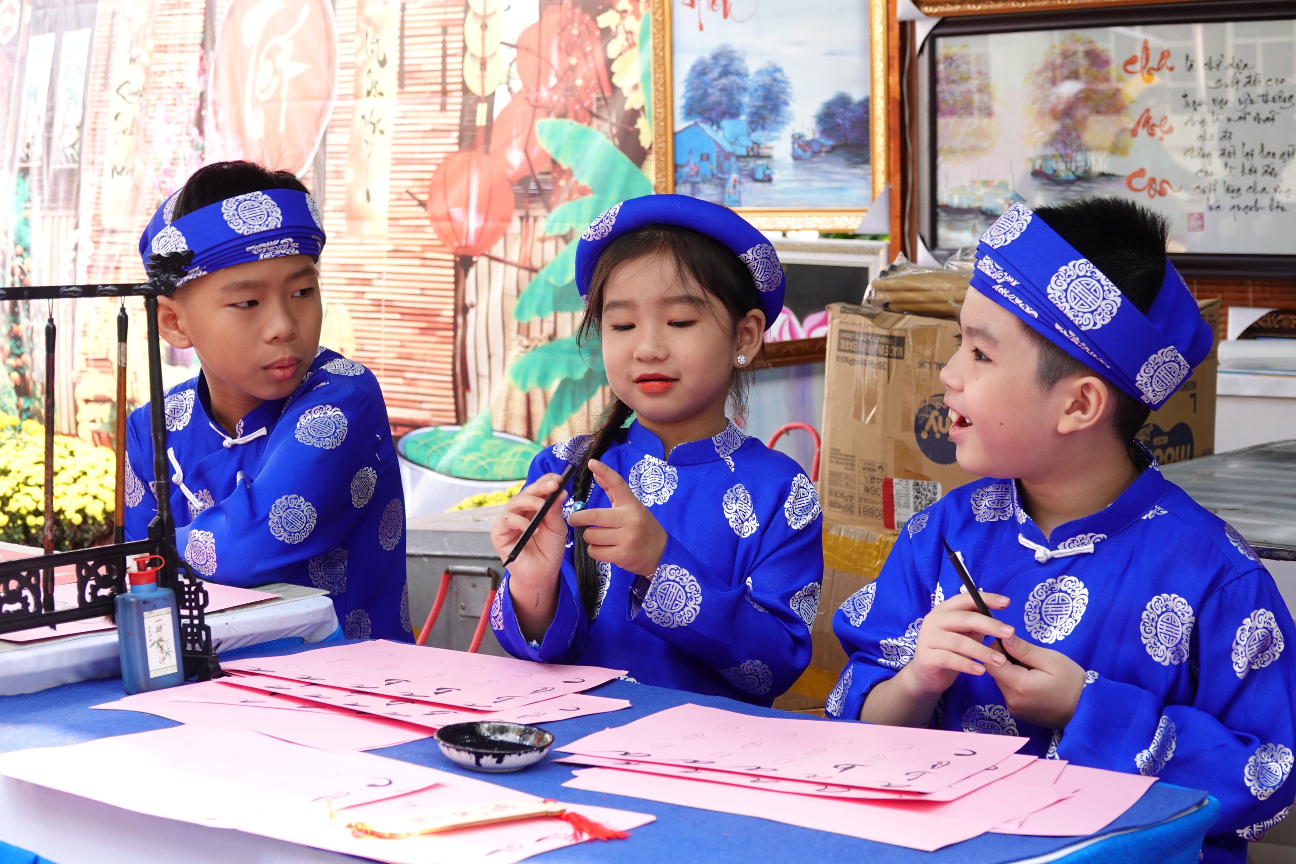 'Ông Đồ' hơn 40 năm nâng niu từng nét chữ thư pháp đầu xuân- Ảnh 5. 'Ông Đồ' hơn 40 năm nâng niu từng nét chữ thư pháp đầu xuân- Ảnh 5.