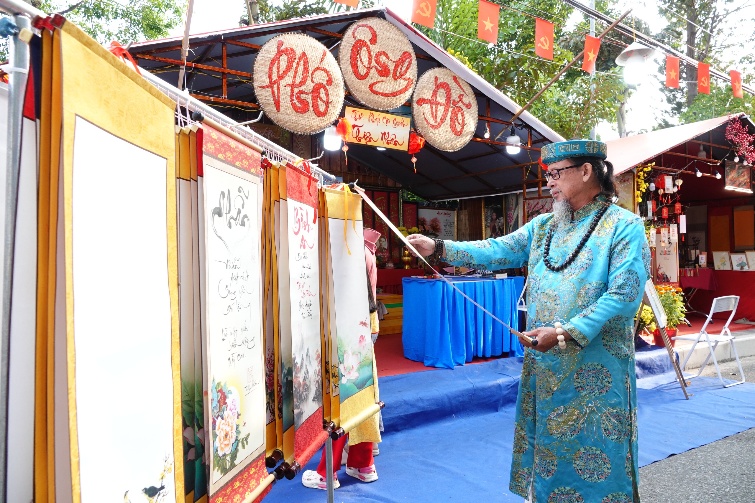 'Ông Đồ' hơn 40 năm nâng niu từng nét chữ thư pháp đầu xuân- Ảnh 6. 'Ông Đồ' hơn 40 năm nâng niu từng nét chữ thư pháp đầu xuân- Ảnh 6.