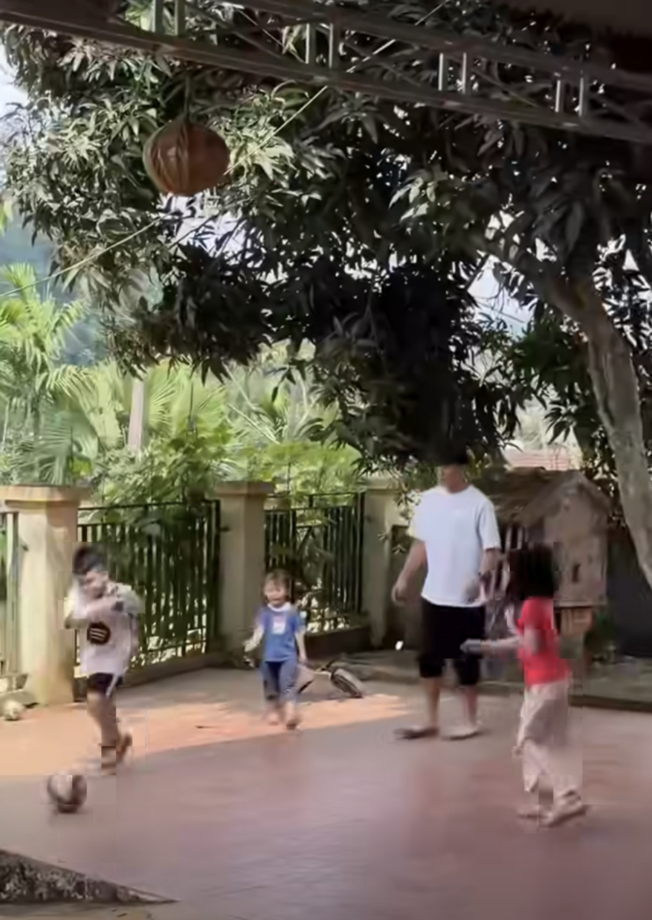 Thủ môn Bùi Tiến Dũng về quê đón tết: Nhóc tì lai gây sốt, cực đáng yêu- Ảnh 3.