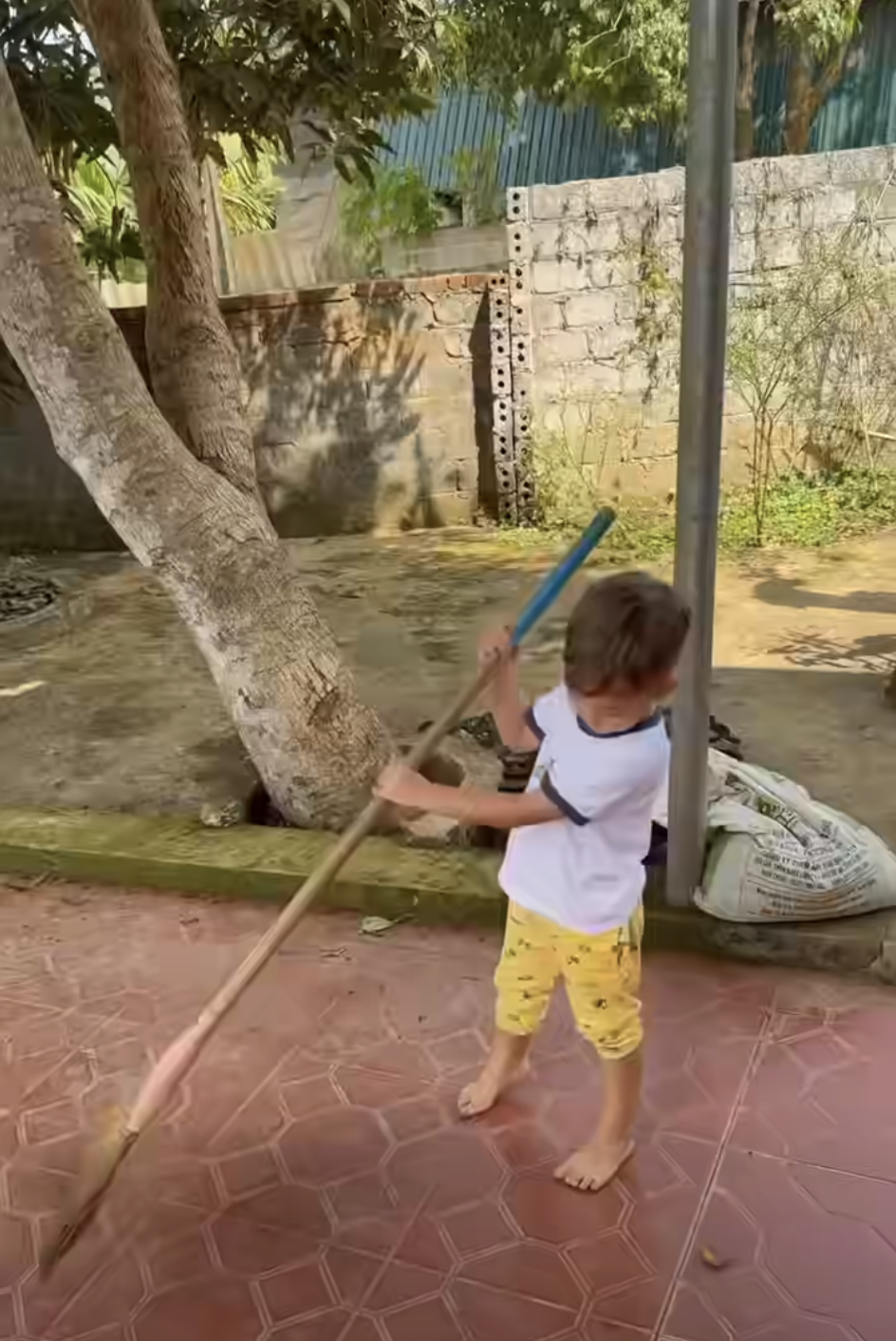 Thủ môn Bùi Tiến Dũng về quê đón tết: Nhóc tì lai gây sốt, cực đáng yêu- Ảnh 2.