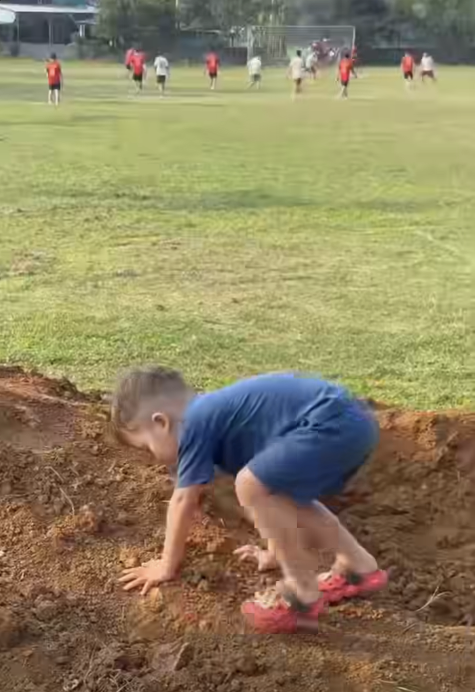 Thủ môn Bùi Tiến Dũng về quê đón tết: Nhóc tì lai gây sốt, cực đáng yêu- Ảnh 1.