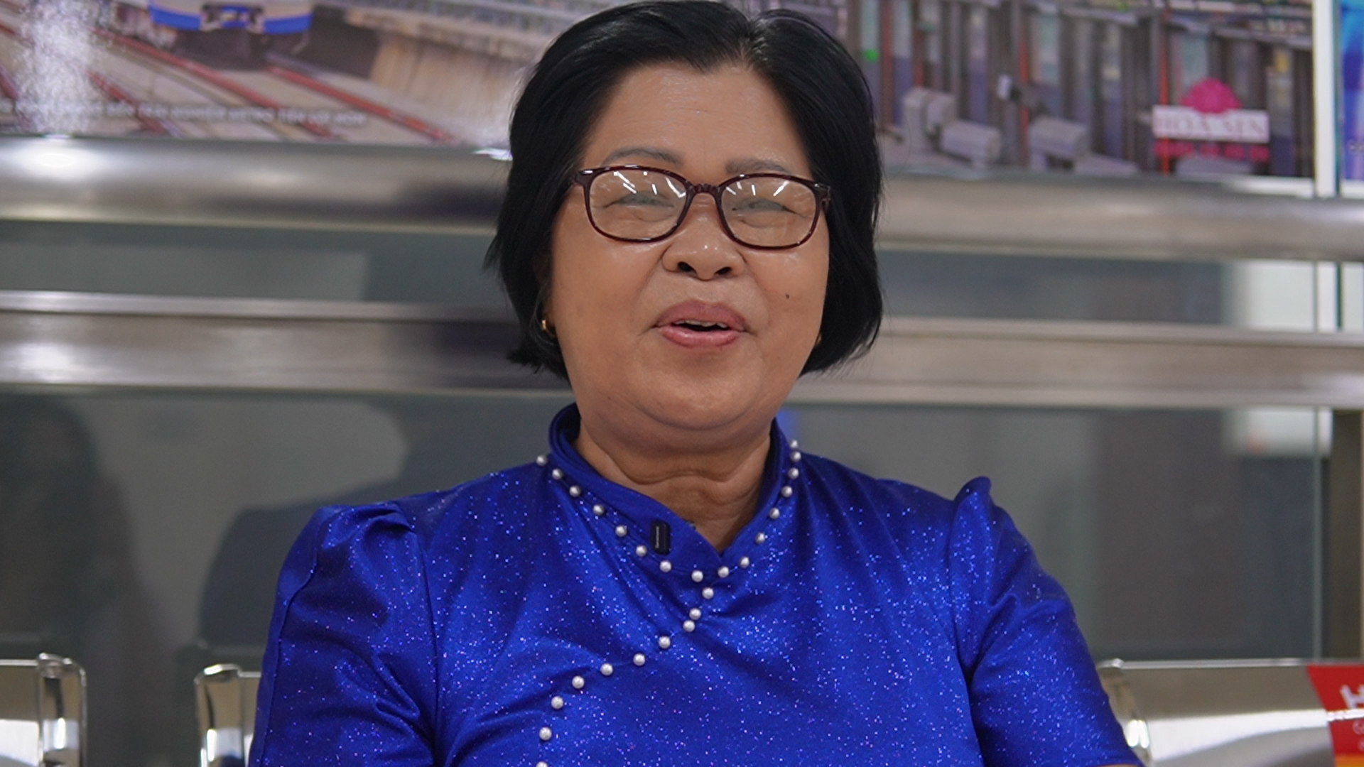 Metro số 1 miễn ph&iacute; v&eacute; ng&agrave;y tết, người d&acirc;n TP.HCM du xu&acirc;n ấm l&ograve;ng: 'Qu&aacute; hạnh ph&uacute;c' - Ảnh 2.