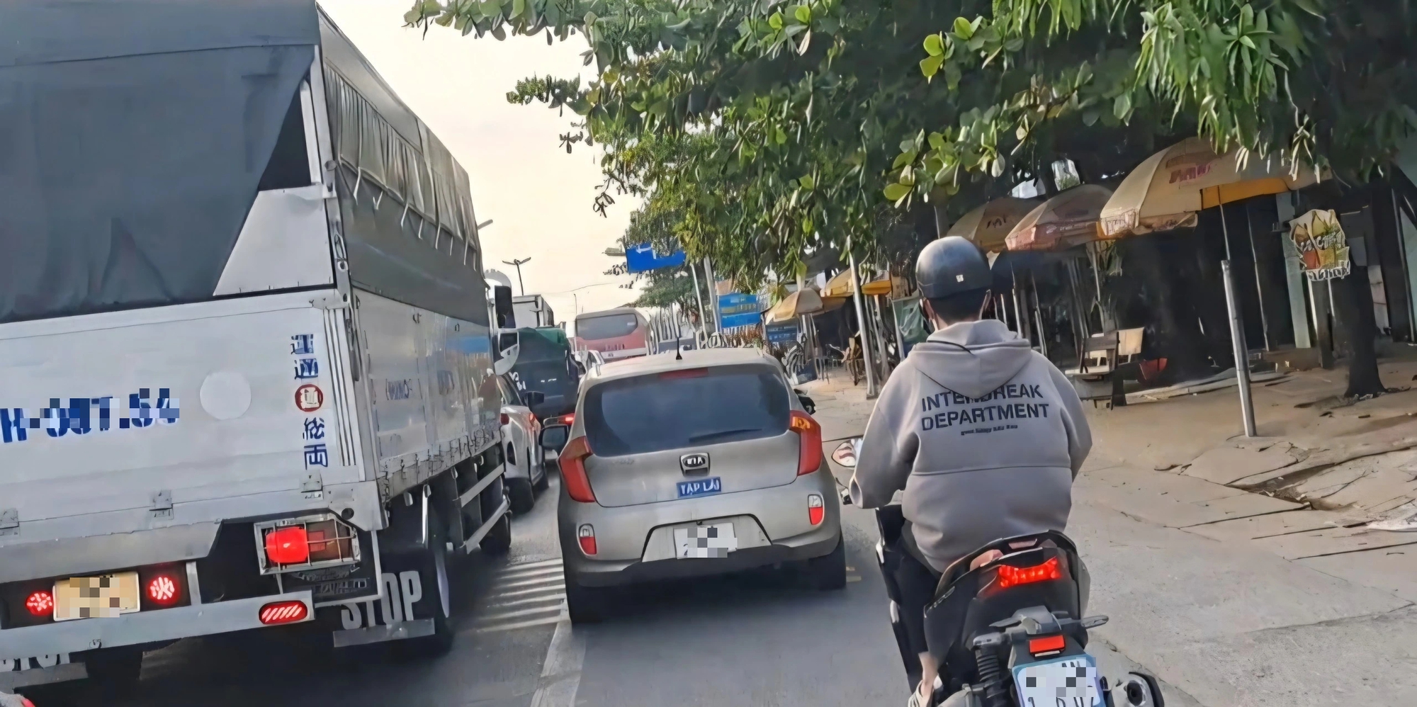 Xử phạt thầy giáo dạy lái xe 'tranh đường' với xe máy ở Đồng Tháp- Ảnh 1.