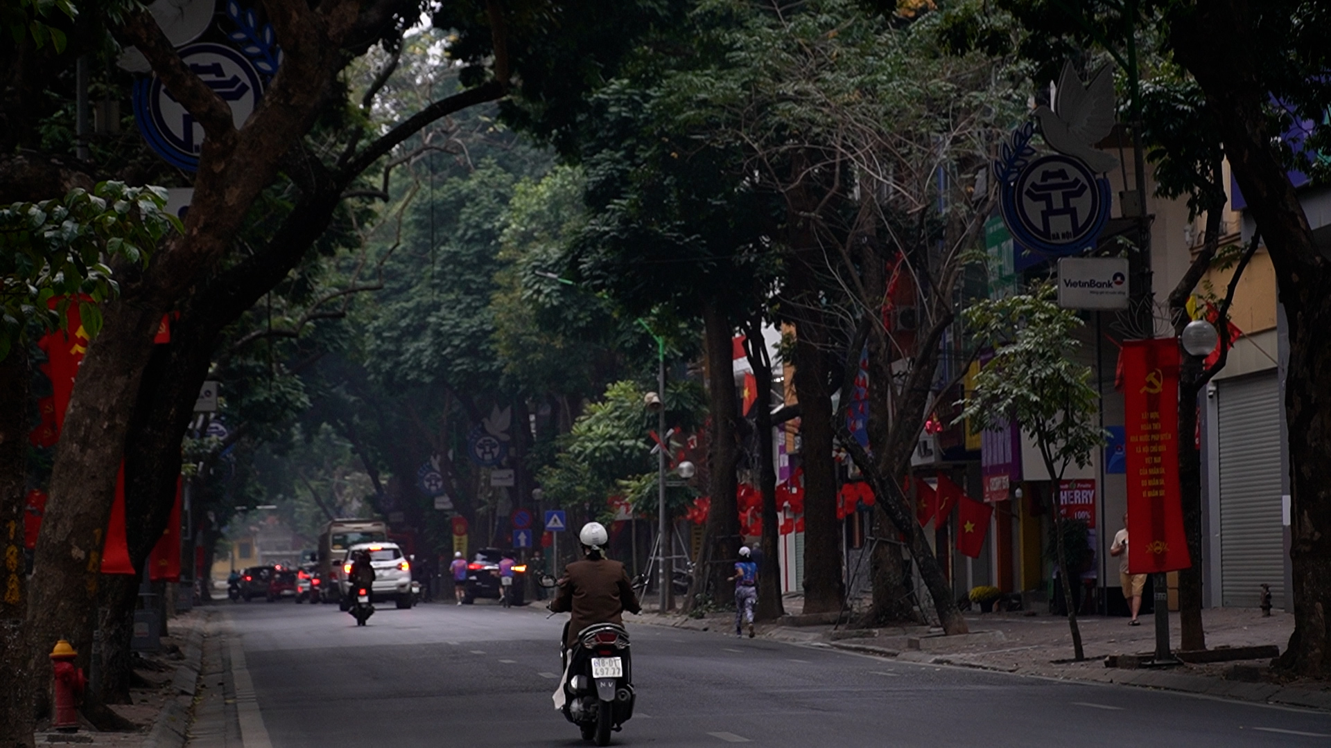 H&agrave; Nội s&aacute;ng m&ugrave;ng 1 Tết B&iacute;nh Ngọ 2026: Phố thưa, ch&ugrave;a đ&ocirc;ng người đi lễ - Ảnh 2.