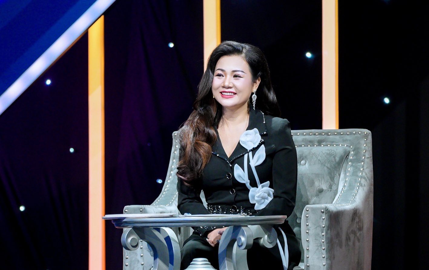 Ca sĩ bolero Dương Hồng Loan nói về dấu mốc tốt nghiệp đại học ở tuổi 45  - Ảnh 2.