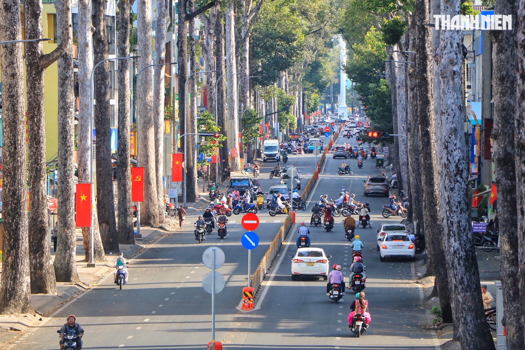 Mùng 1 tết, nhiều tuyến đường ở TP.HCM vẫn đông: Vì sao 'không vắng như tưởng tượng'? - Ảnh 6.