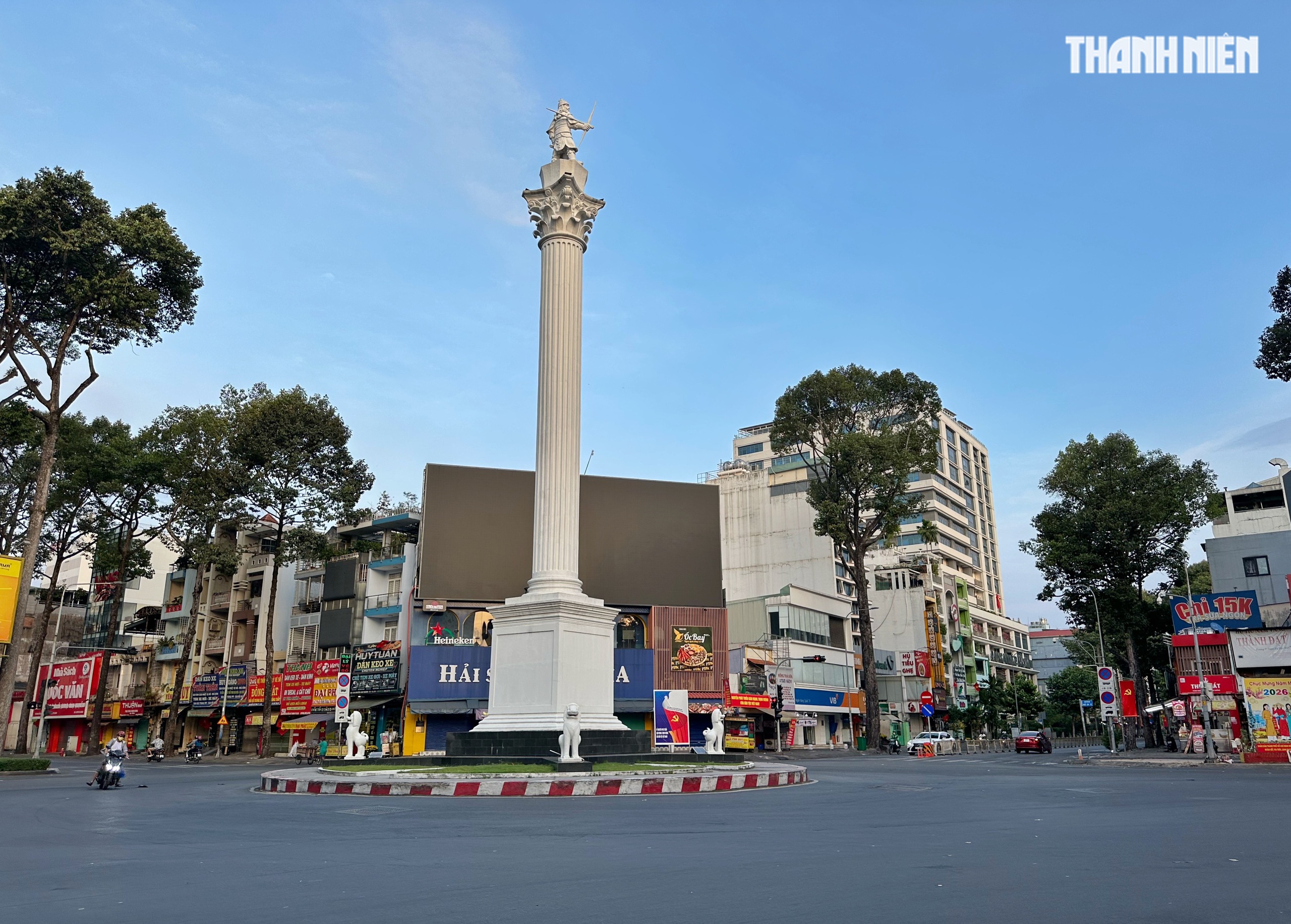 Sáng sớm mùng 1 tết: Đường phố trung tâm TP.HCM vắng xe, xuân về khắp muôn nơi - Ảnh 14.