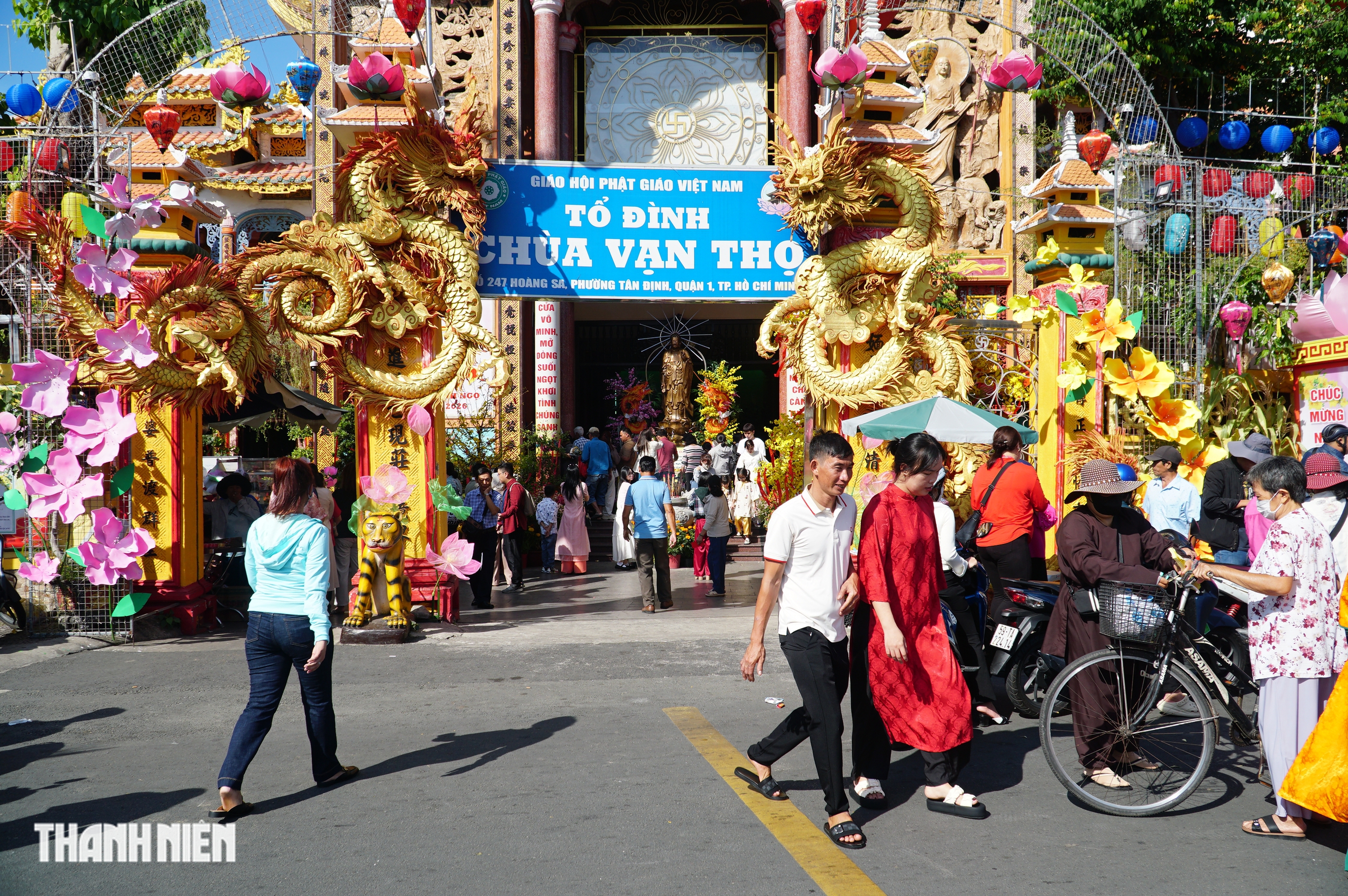 Đi chùa mùng 1 Tết Bính Ngọ ở TP.HCM cầu bình an, hạnh phúc- Ảnh 12. Đi chùa mùng 1 Tết Bính Ngọ ở TP.HCM cầu bình an, hạnh phúc- Ảnh 12.