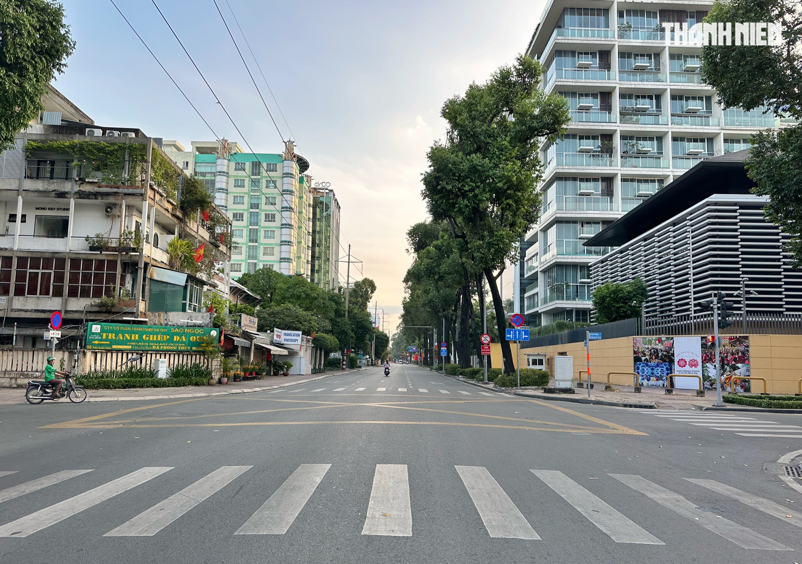 Sáng sớm mùng 1 tết: Đường phố trung tâm TP.HCM vắng xe, xuân về khắp muôn nơi - Ảnh 8.