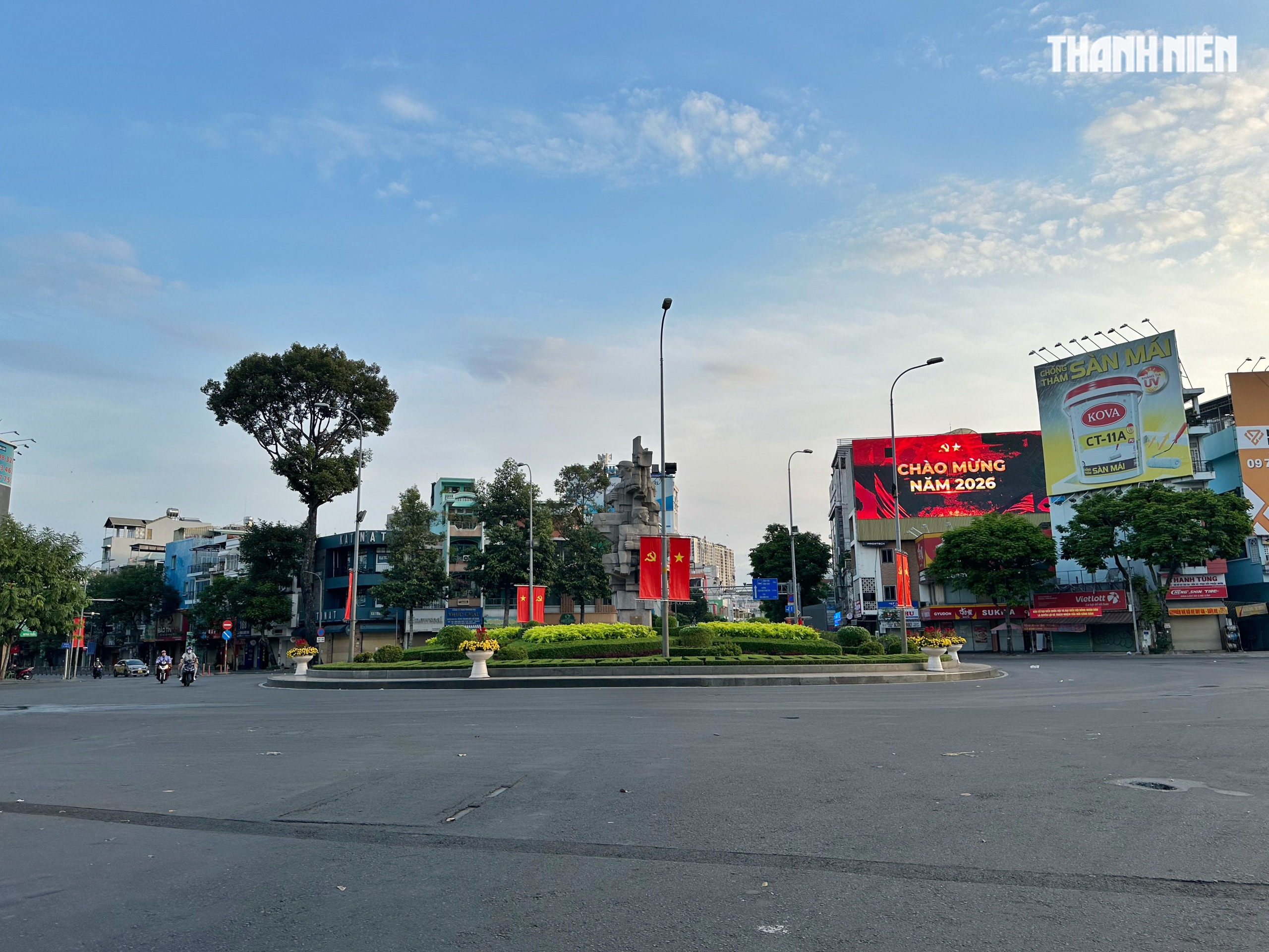 Sáng sớm mùng 1 tết: Đường phố trung tâm TP.HCM vắng xe, xuân về khắp muôn nơi - Ảnh 11.