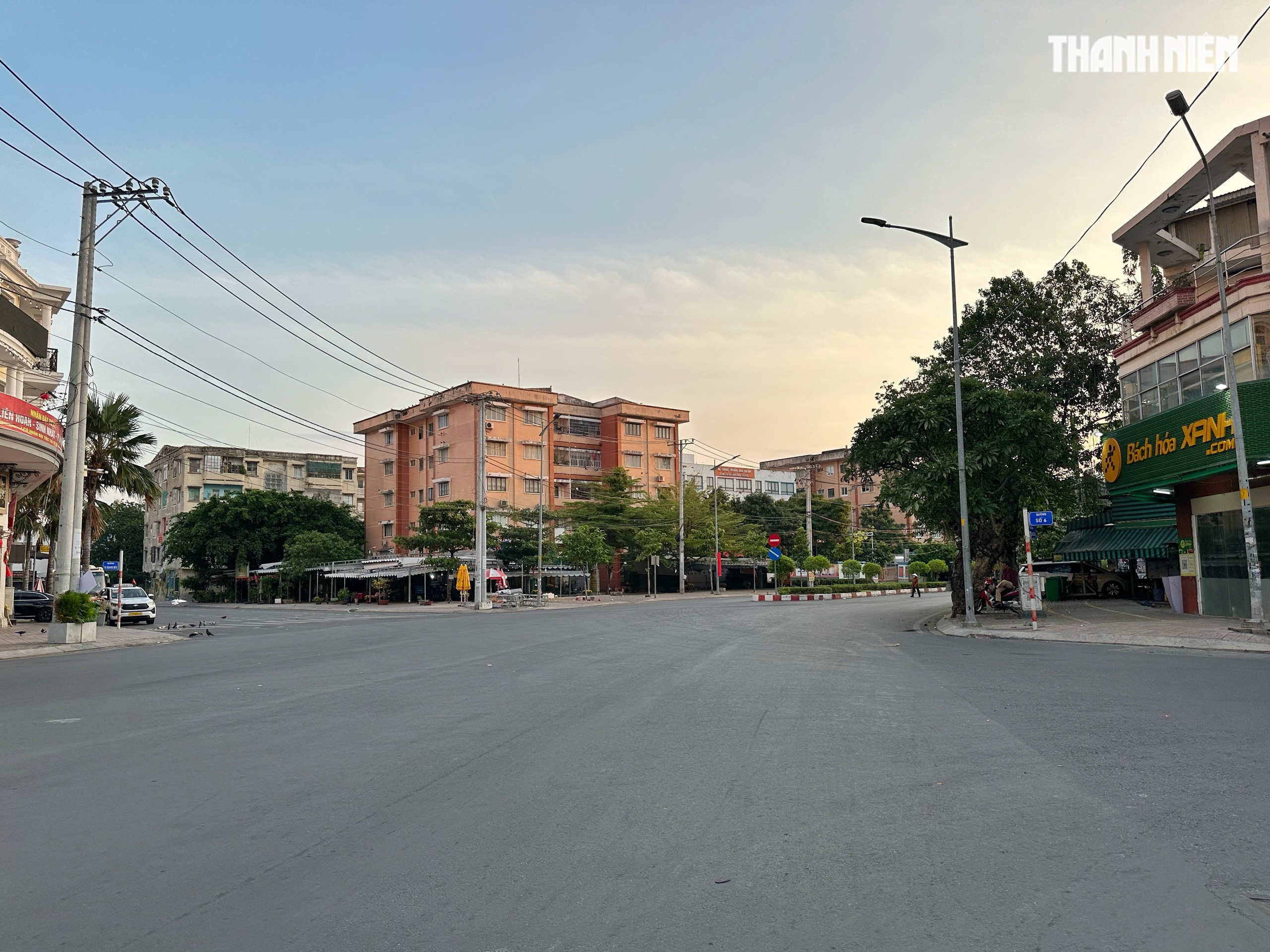 Sáng sớm mùng 1 tết: Đường phố trung tâm TP.HCM vắng xe, xuân về khắp muôn nơi - Ảnh 12.