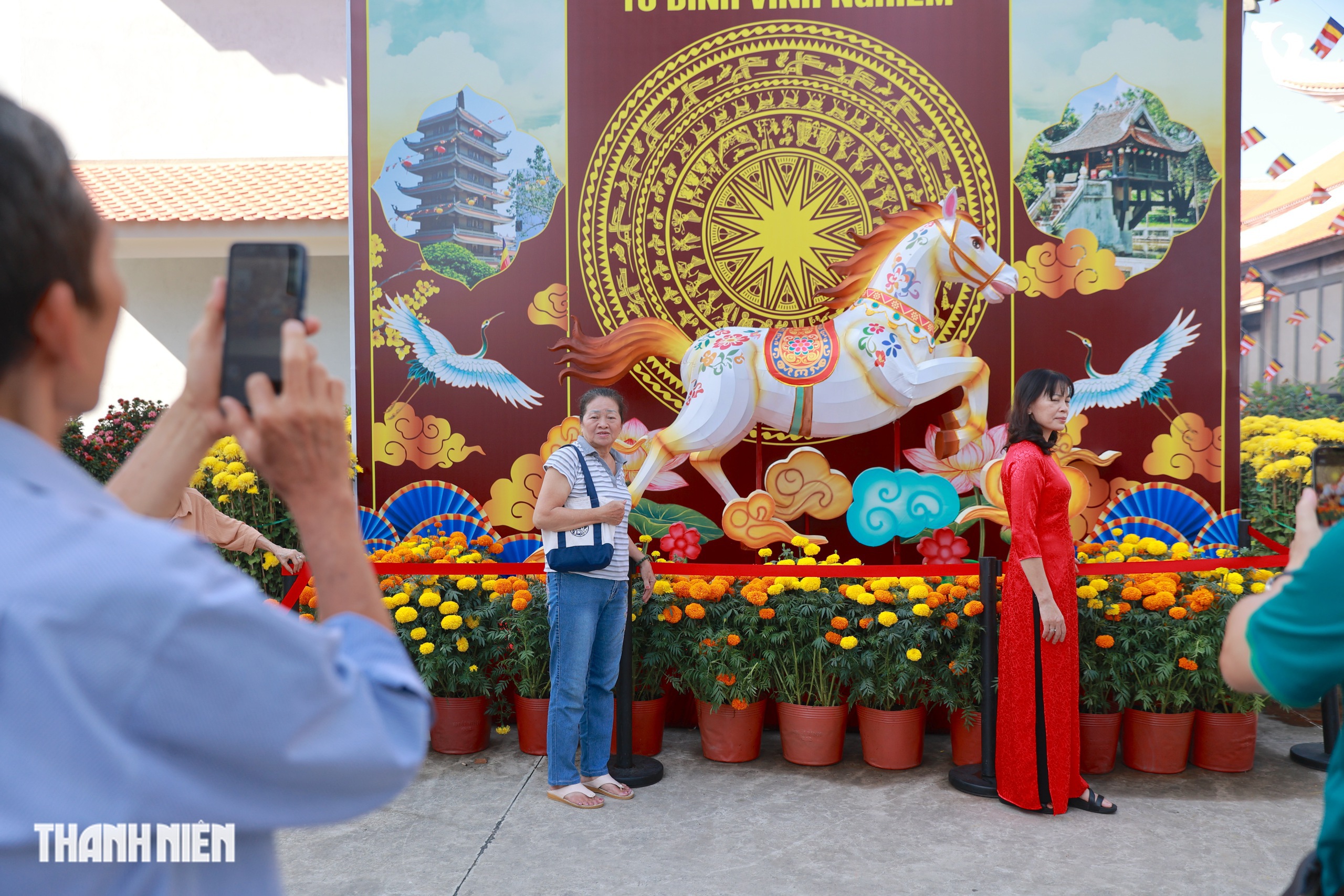 Đi chùa mùng 1 Tết Bính Ngọ ở TP.HCM cầu bình an, hạnh phúc- Ảnh 11. Đi chùa mùng 1 Tết Bính Ngọ ở TP.HCM cầu bình an, hạnh phúc- Ảnh 11.