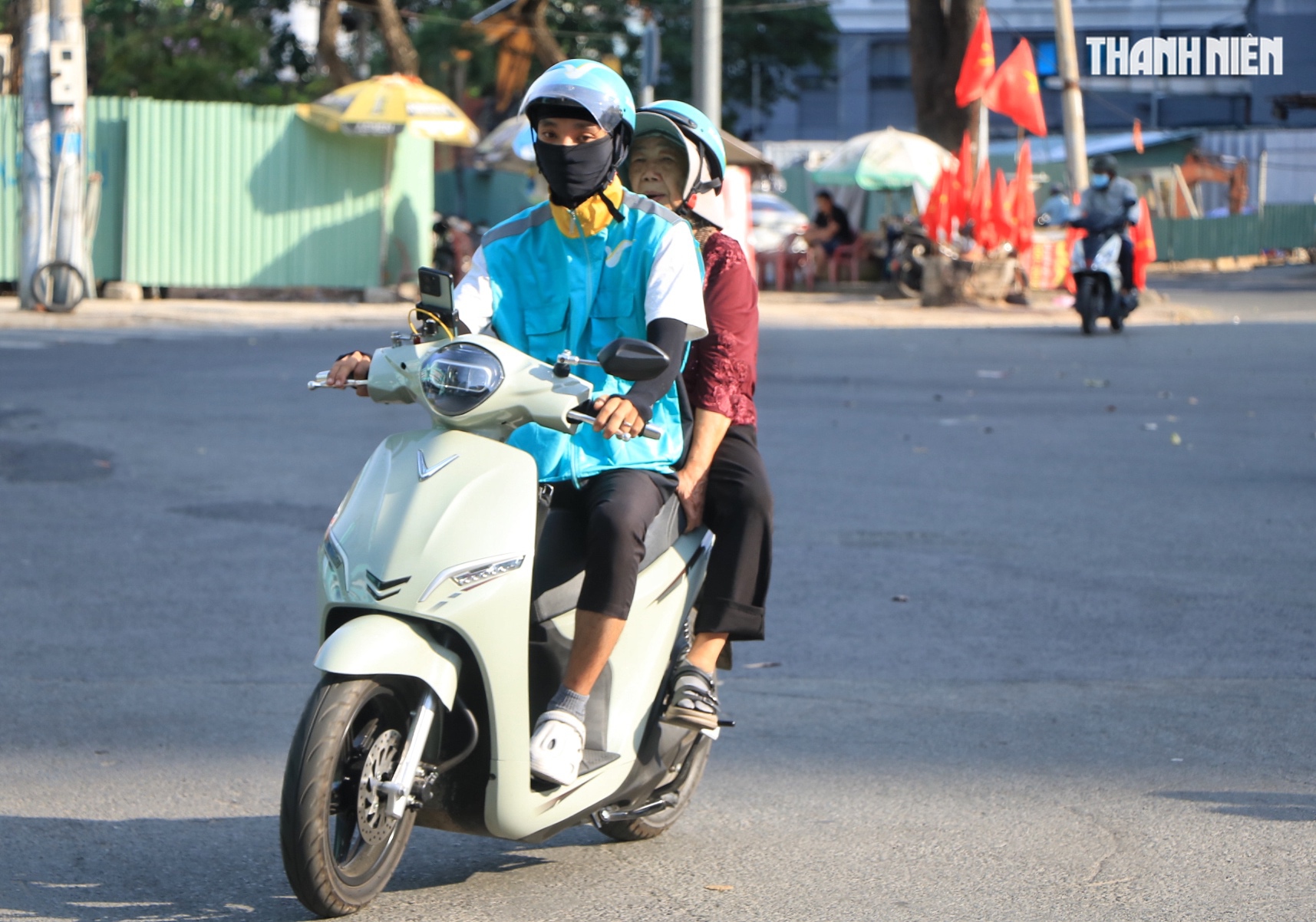 Mùng 1 tết, nhiều tuyến đường ở TP.HCM vẫn đông: Vì sao 'không vắng như tưởng tượng'? - Ảnh 11.