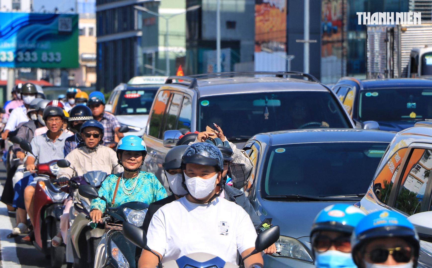 Mùng 1 tết, nhiều tuyến đường ở TP.HCM vẫn đông: Vì sao 'không vắng như tưởng tượng'? - Ảnh 2.