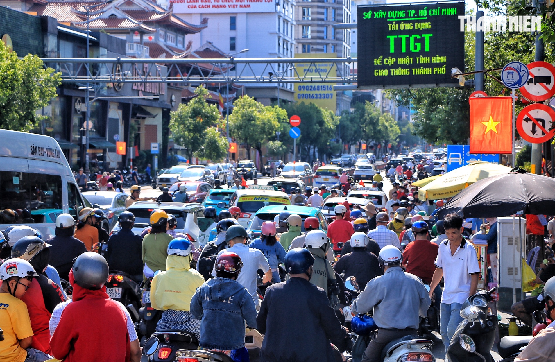 Mùng 1 tết, nhiều tuyến đường ở TP.HCM vẫn đông: Vì sao 'không vắng như tưởng tượng'? - Ảnh 1.