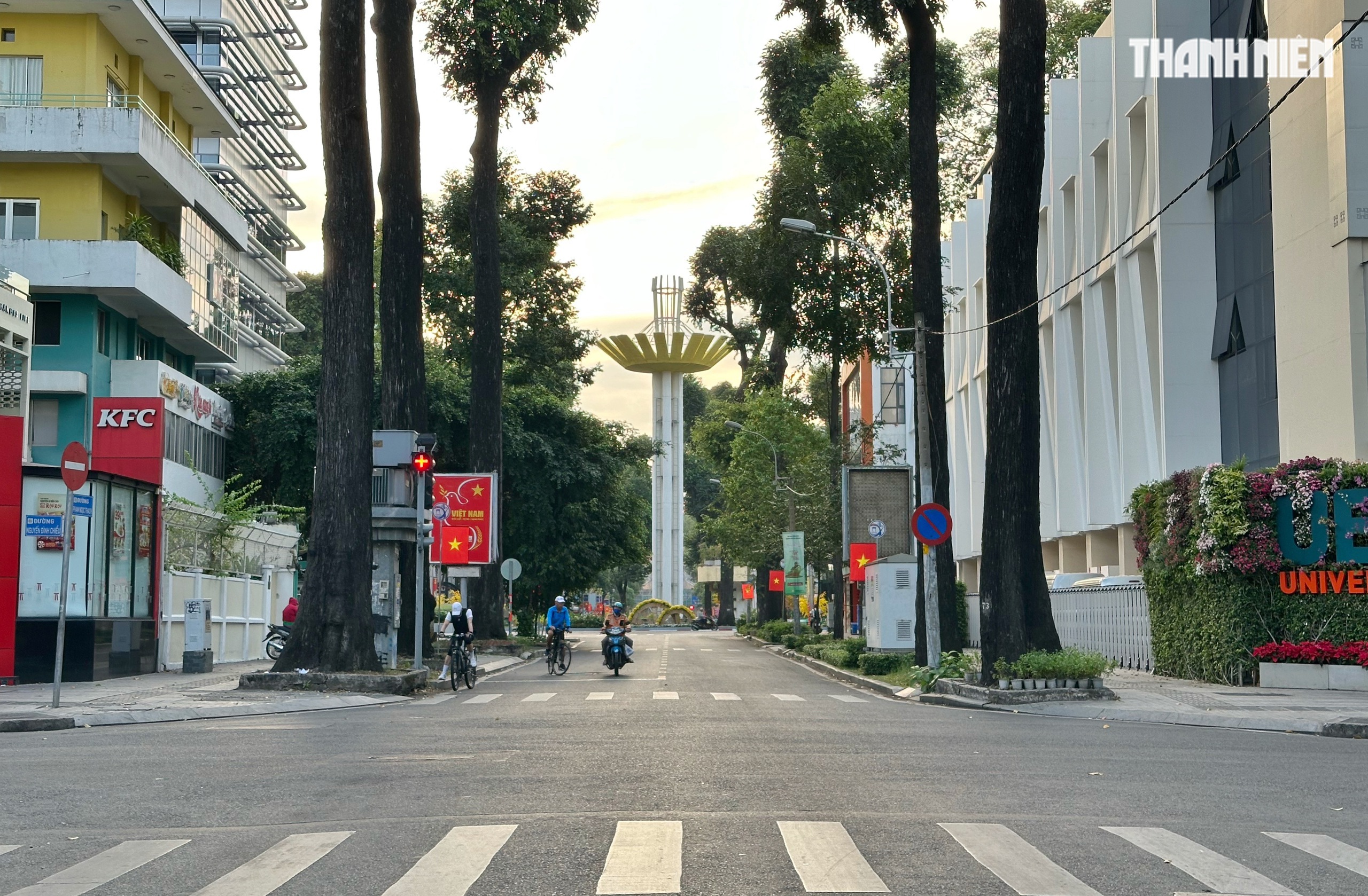 Sáng sớm mùng 1 tết: Đường phố trung tâm TP.HCM vắng xe, xuân về khắp muôn nơi - Ảnh 7.