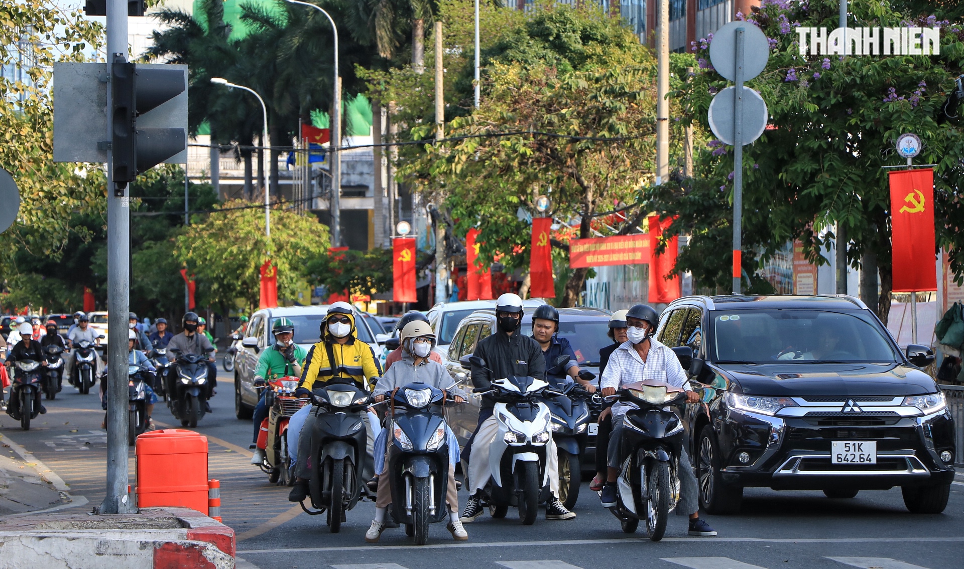 Mùng 1 tết, nhiều tuyến đường ở TP.HCM vẫn đông: Vì sao 'không vắng như tưởng tượng'? - Ảnh 3.