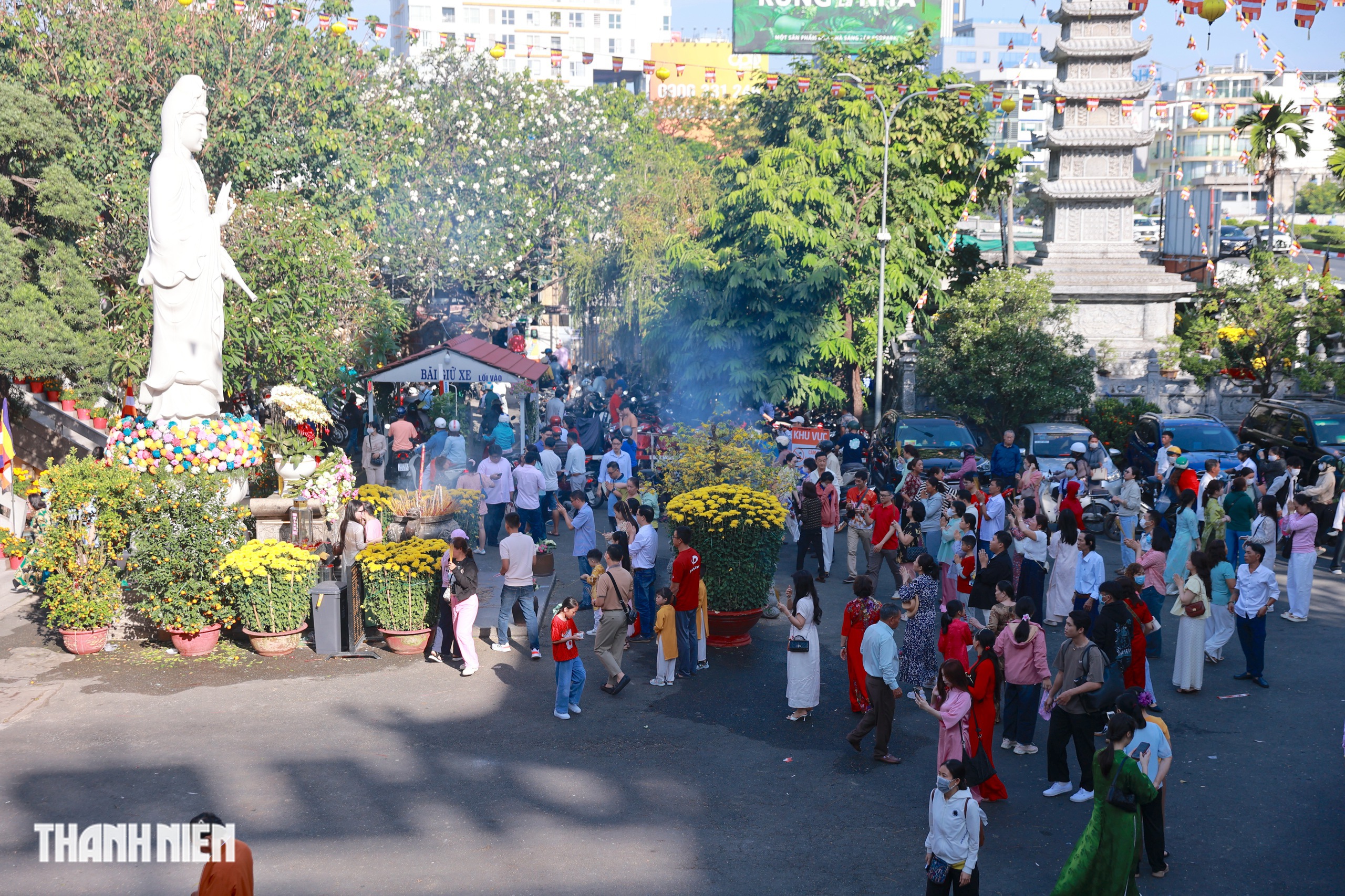 Đi chùa mùng 1 Tết Bính Ngọ ở TP.HCM cầu bình an, hạnh phúc- Ảnh 2. Đi chùa mùng 1 Tết Bính Ngọ ở TP.HCM cầu bình an, hạnh phúc- Ảnh 2.