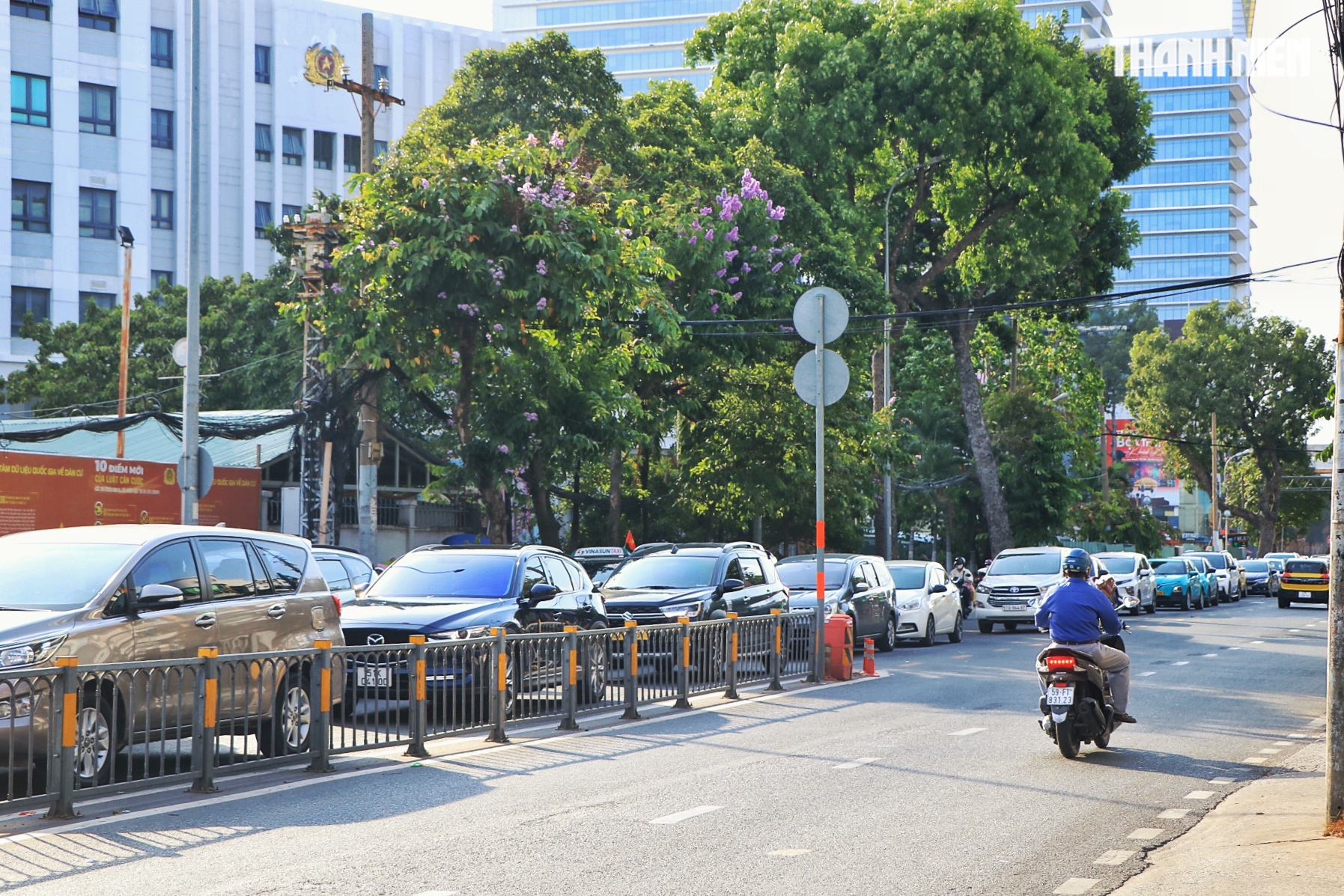 Mùng 1 tết, nhiều tuyến đường ở TP.HCM vẫn đông: Vì sao 'không vắng như tưởng tượng'? - Ảnh 9.